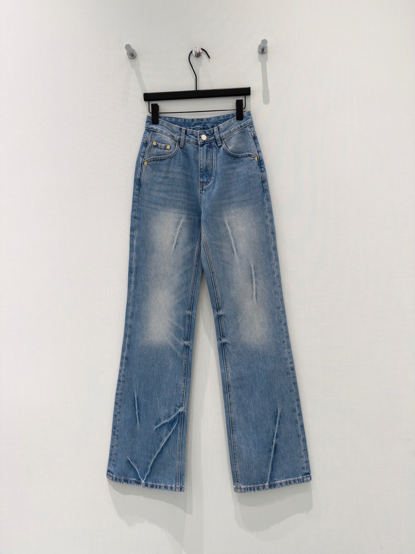 🛒𝐍𝐄𝐖 · 𝟐𝟎𝟐6/爆款现货原创 设计师｜双袋盖渐变色直筒牛仔裤采用高端定制面料，牛仔穿起来非常舒适