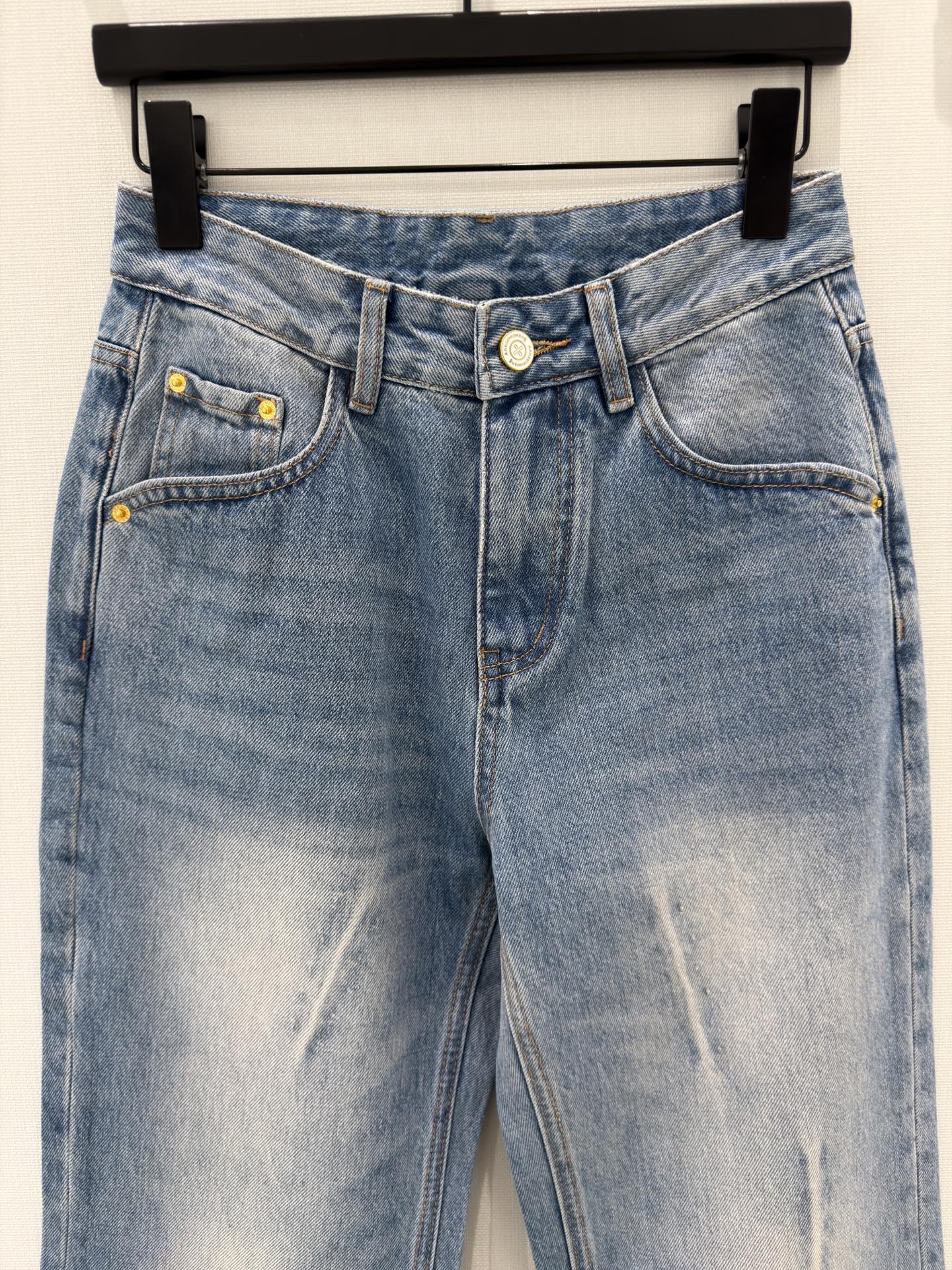 🛒𝐍𝐄𝐖 · 𝟐𝟎𝟐6/爆款现货原创 设计师｜双袋盖渐变色直筒牛仔裤采用高端定制面料，牛仔穿起来非常舒适