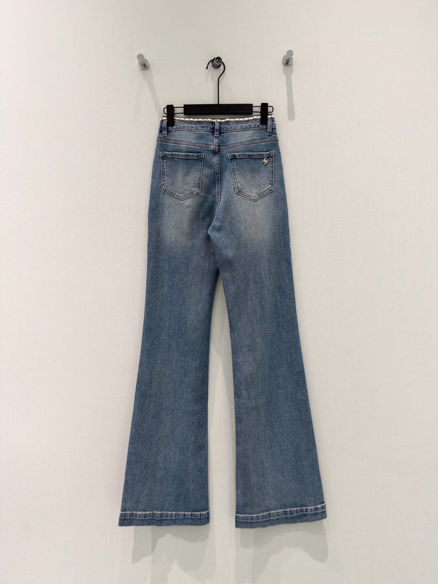 🛒𝐍𝐄𝐖 · 𝟐𝟎𝟐6/爆款现货设计师 原创｜小香风链条微喇牛仔裤采用高端定制面料，牛仔穿起来非常舒适，