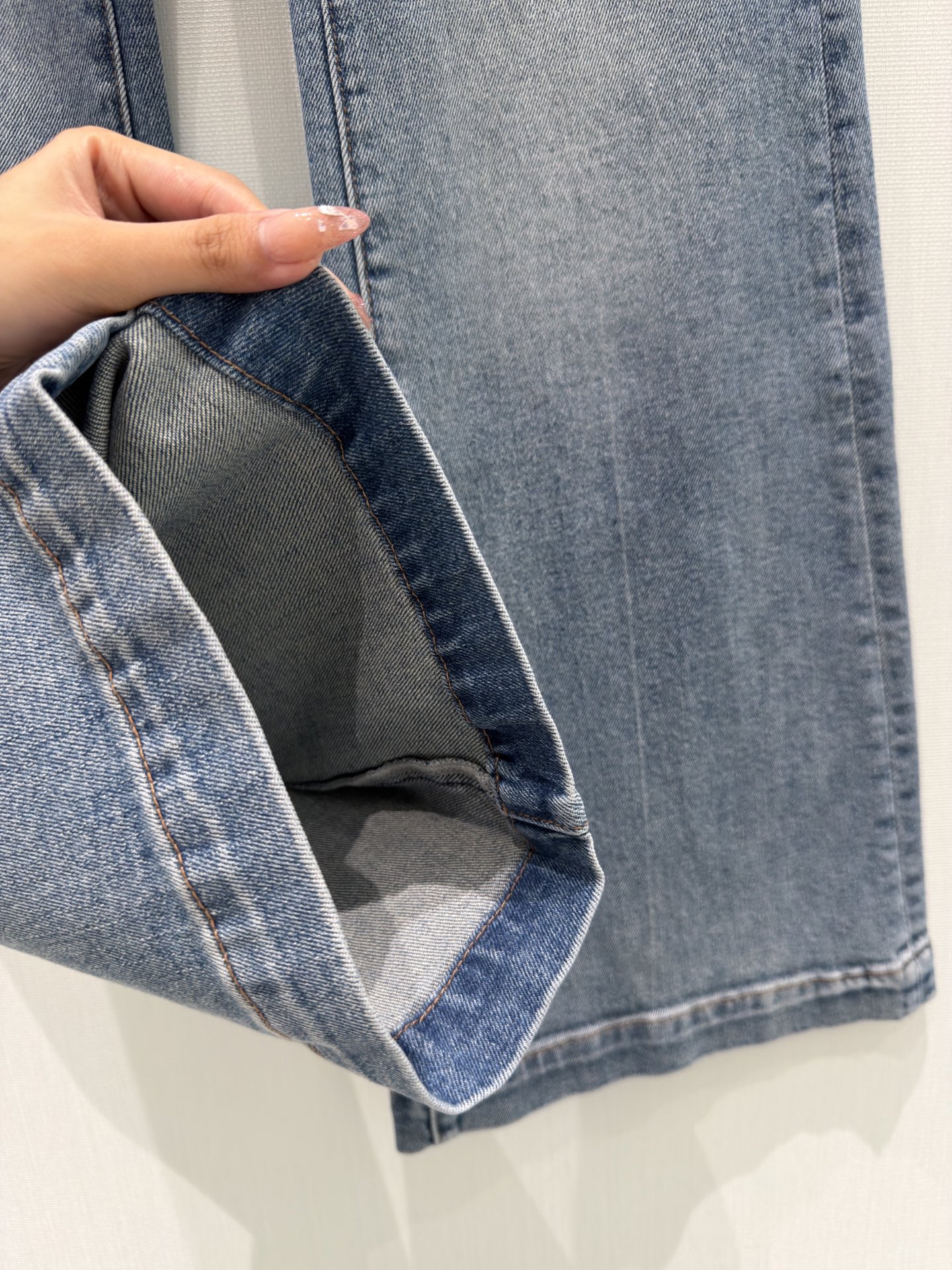 🛒𝐍𝐄𝐖 · 𝟐𝟎𝟐6/爆款现货设计师 原创｜小香风链条微喇牛仔裤采用高端定制面料，牛仔穿起来非常舒适，