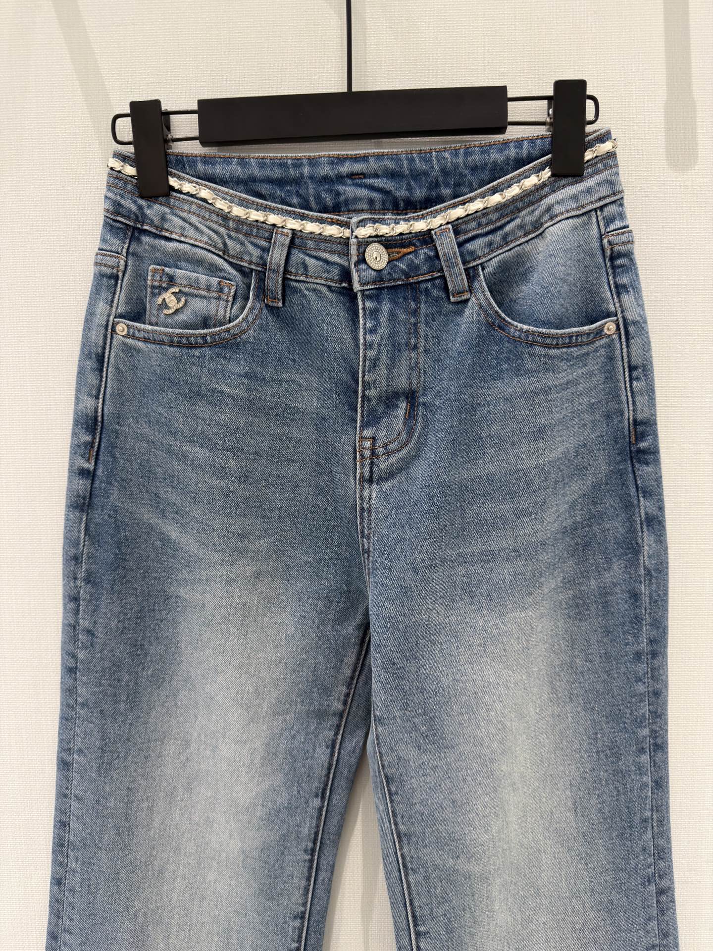 🛒𝐍𝐄𝐖 · 𝟐𝟎𝟐6/爆款现货设计师 原创｜小香风链条微喇牛仔裤采用高端定制面料，牛仔穿起来非常舒适，