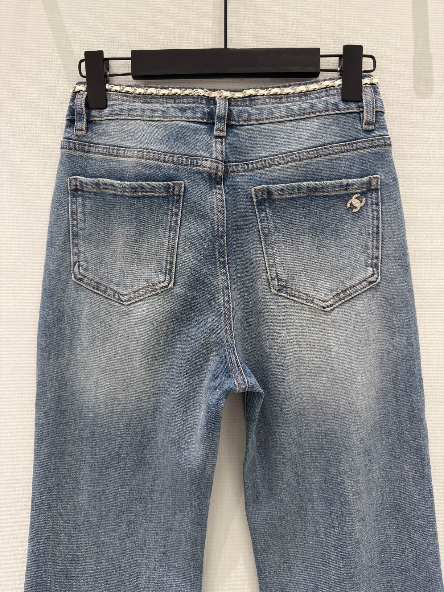 🛒𝐍𝐄𝐖 · 𝟐𝟎𝟐6/爆款现货设计师 原创｜小香风链条微喇牛仔裤采用高端定制面料，牛仔穿起来非常舒适，