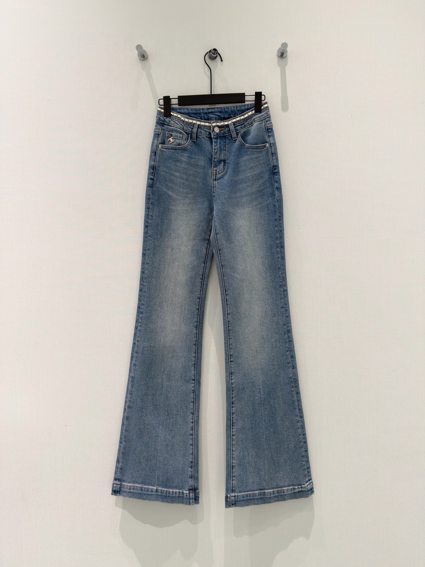 🛒𝐍𝐄𝐖 · 𝟐𝟎𝟐6/爆款现货设计师 原创｜小香风链条微喇牛仔裤采用高端定制面料，牛仔穿起来非常舒适，