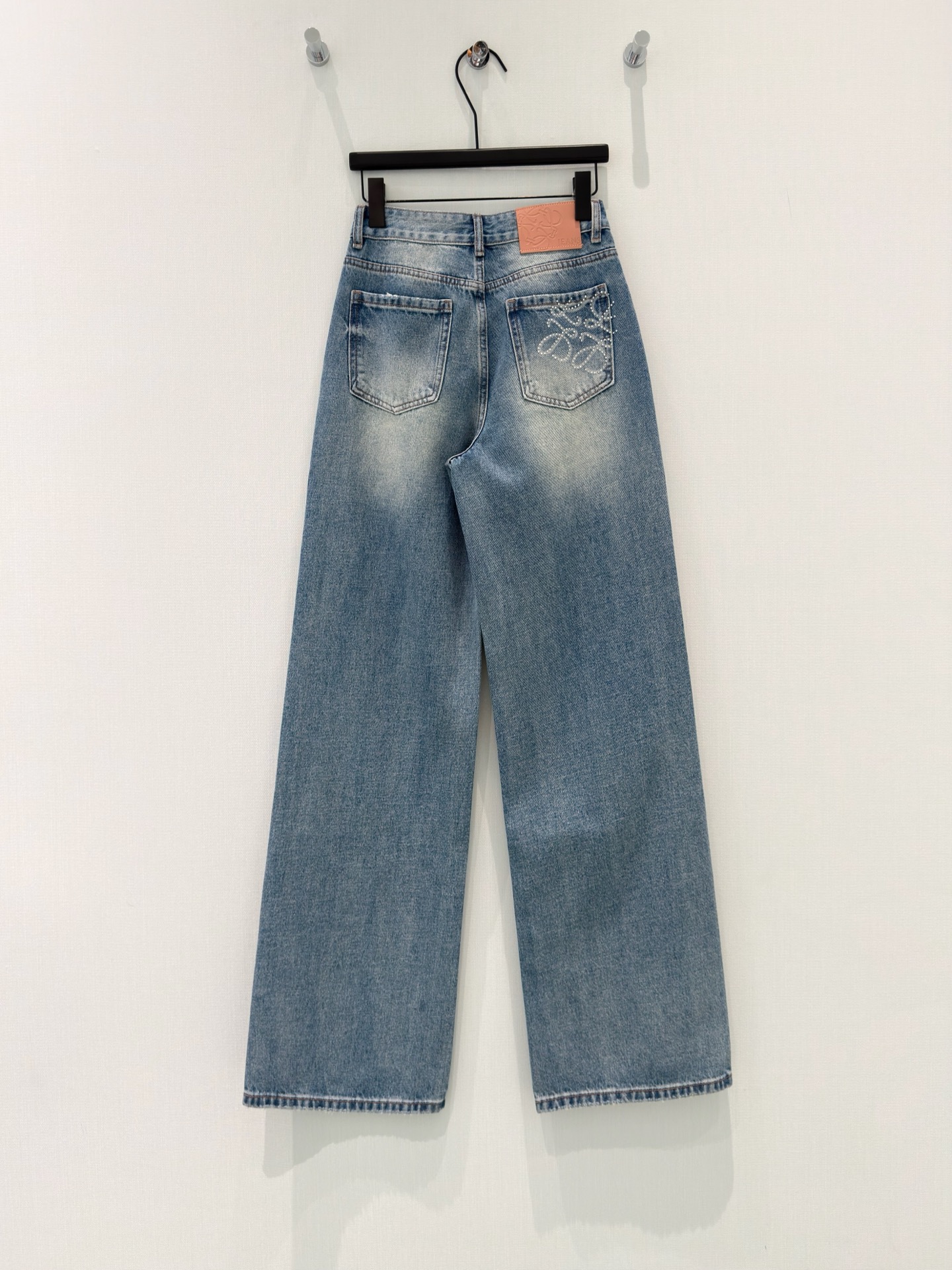 🛒𝐍𝐄𝐖 · 𝟐𝟎𝟐6/爆款现货原创 克罗星｜错层烫钻直筒牛仔裤采用高端定制面料，牛仔穿起来非常舒适，常