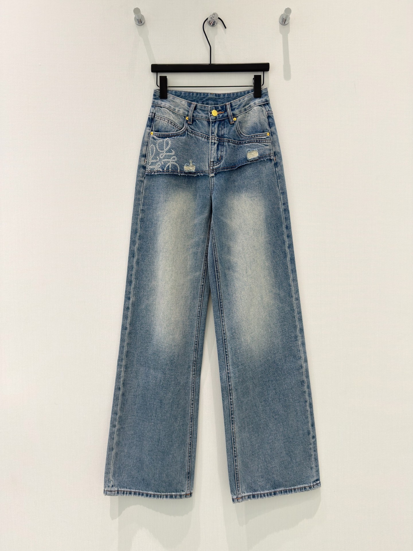 🛒𝐍𝐄𝐖 · 𝟐𝟎𝟐6/爆款现货原创 克罗星｜错层烫钻直筒牛仔裤采用高端定制面料，牛仔穿起来非常舒适，常