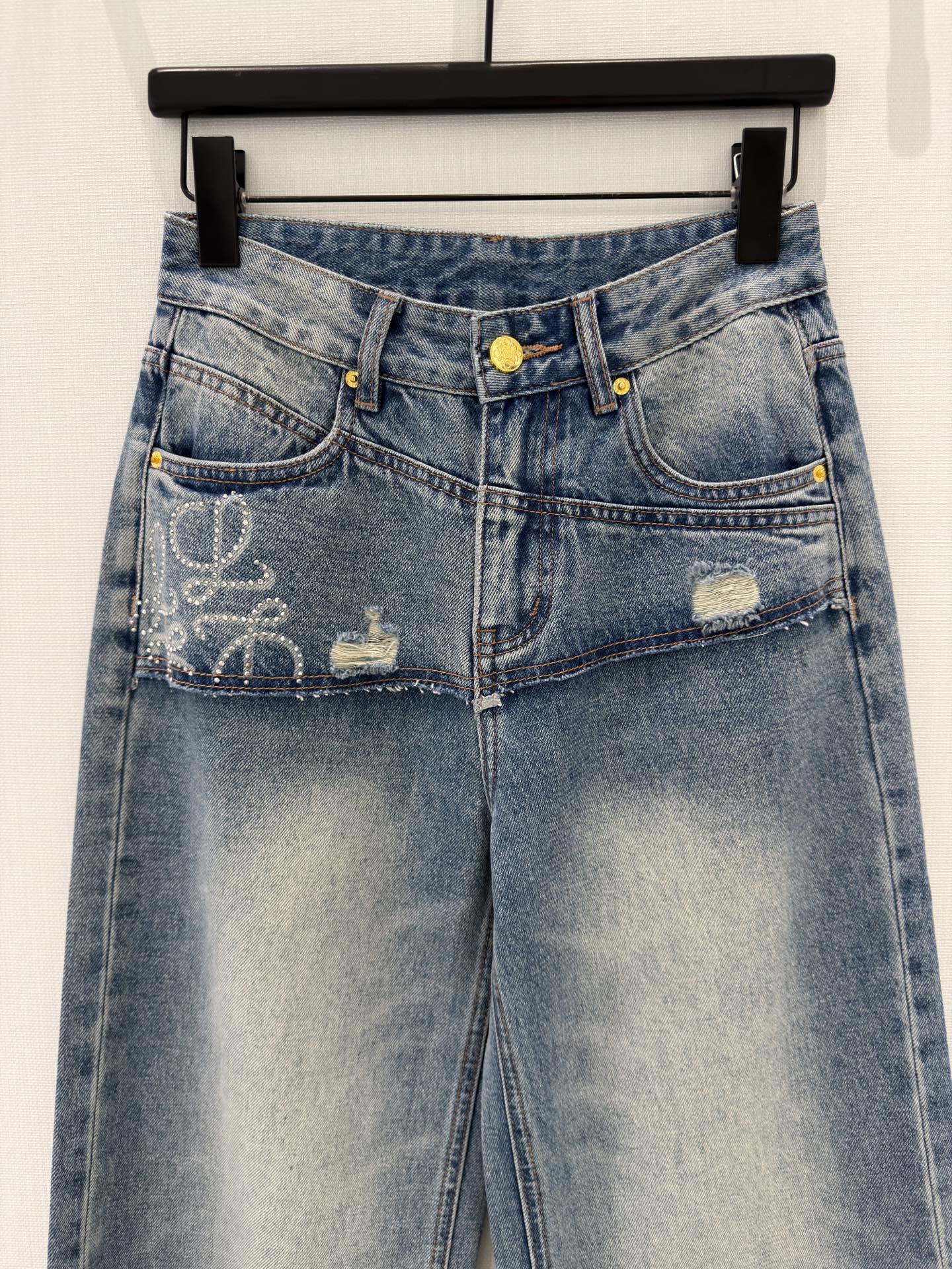 🛒𝐍𝐄𝐖 · 𝟐𝟎𝟐6/爆款现货原创 克罗星｜错层烫钻直筒牛仔裤采用高端定制面料，牛仔穿起来非常舒适，常