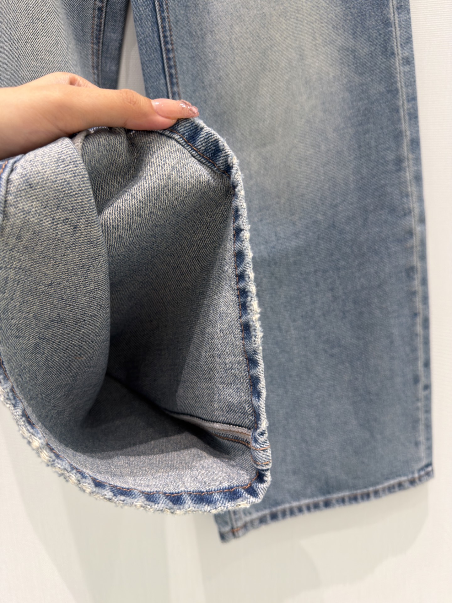 🛒𝐍𝐄𝐖 · 𝟐𝟎𝟐6/爆款现货原创 克罗星｜错层烫钻直筒牛仔裤采用高端定制面料，牛仔穿起来非常舒适，常