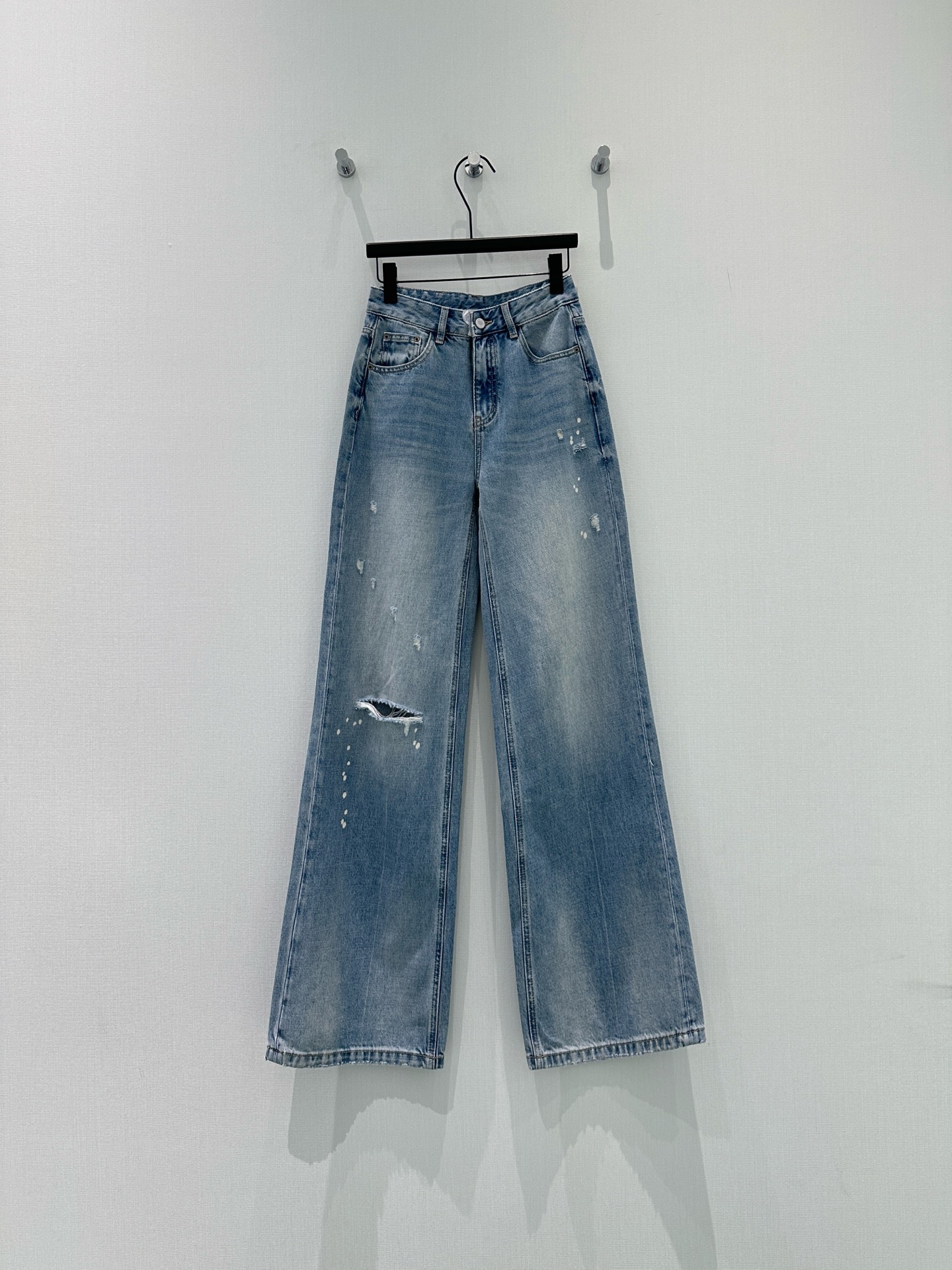 🛒𝐍𝐄𝐖 · 𝟐𝟎𝟐6/爆款现货原创 设计师｜破洞直筒牛仔裤采用高端定制面料，牛仔穿起来非常舒适，常规设