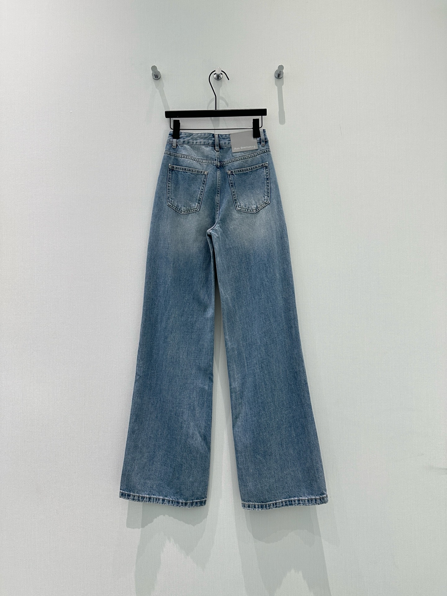 🛒𝐍𝐄𝐖 · 𝟐𝟎𝟐6/爆款现货原创 设计师｜破洞直筒牛仔裤采用高端定制面料，牛仔穿起来非常舒适，常规设