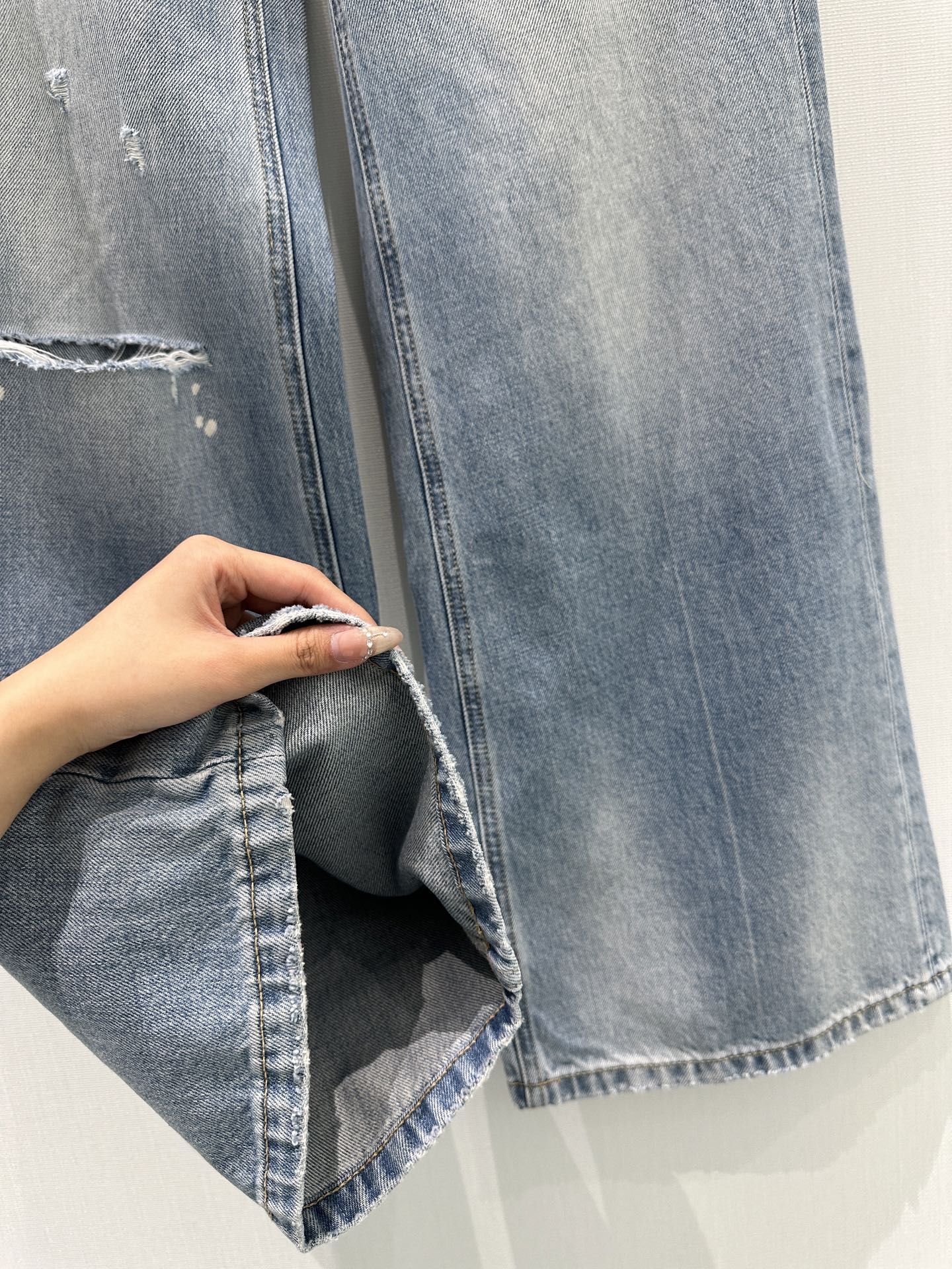 🛒𝐍𝐄𝐖 · 𝟐𝟎𝟐6/爆款现货原创 设计师｜破洞直筒牛仔裤采用高端定制面料，牛仔穿起来非常舒适，常规设