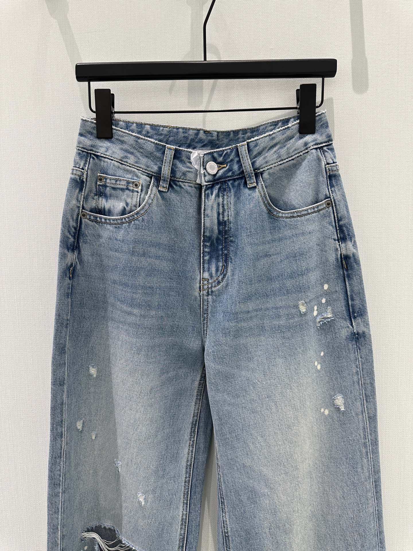 🛒𝐍𝐄𝐖 · 𝟐𝟎𝟐6/爆款现货原创 设计师｜破洞直筒牛仔裤采用高端定制面料，牛仔穿起来非常舒适，常规设