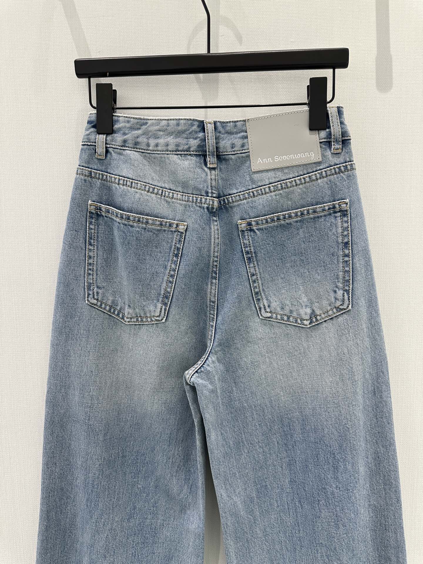 🛒𝐍𝐄𝐖 · 𝟐𝟎𝟐6/爆款现货原创 设计师｜破洞直筒牛仔裤采用高端定制面料，牛仔穿起来非常舒适，常规设