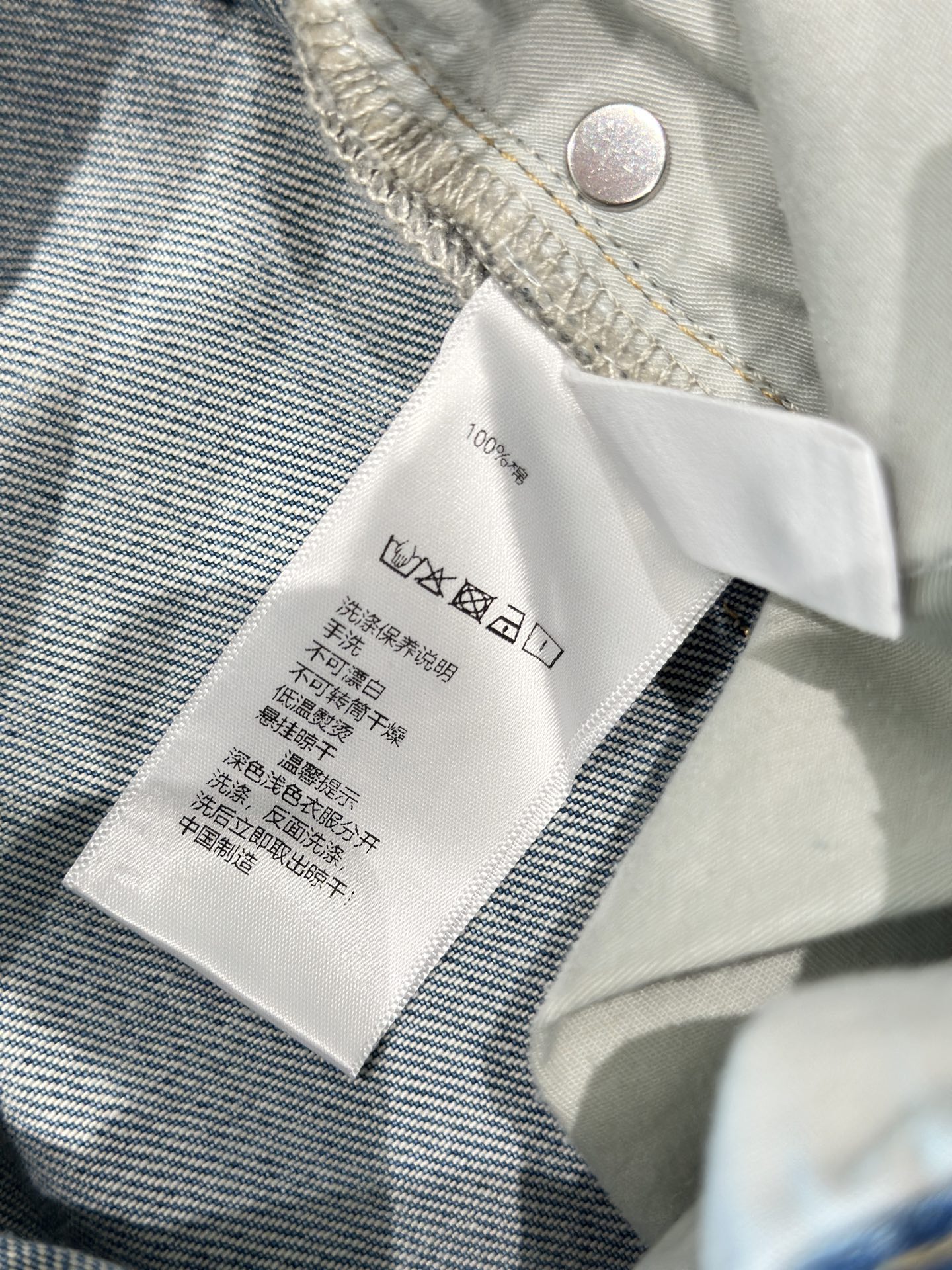 🛒𝐍𝐄𝐖 · 𝟐𝟎𝟐6/爆款现货原创 设计师｜破洞直筒牛仔裤采用高端定制面料，牛仔穿起来非常舒适，常规设