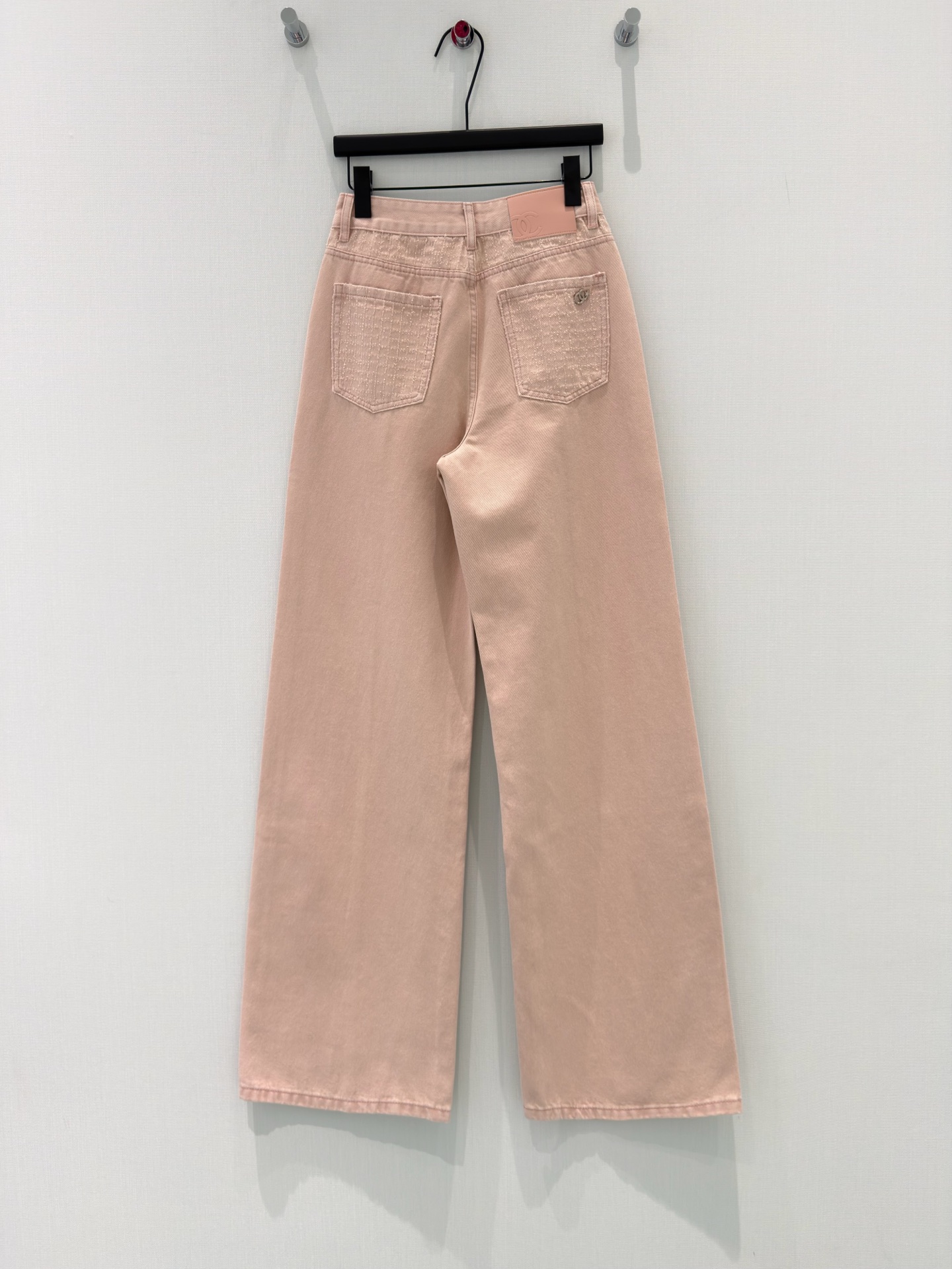 🛒𝐍𝐄𝐖 · 𝟐𝟎𝟐6/爆款现货原创 设计师｜双口袋格纹磨绣直筒牛仔裤采用高端定制面料，牛仔穿起来非常舒