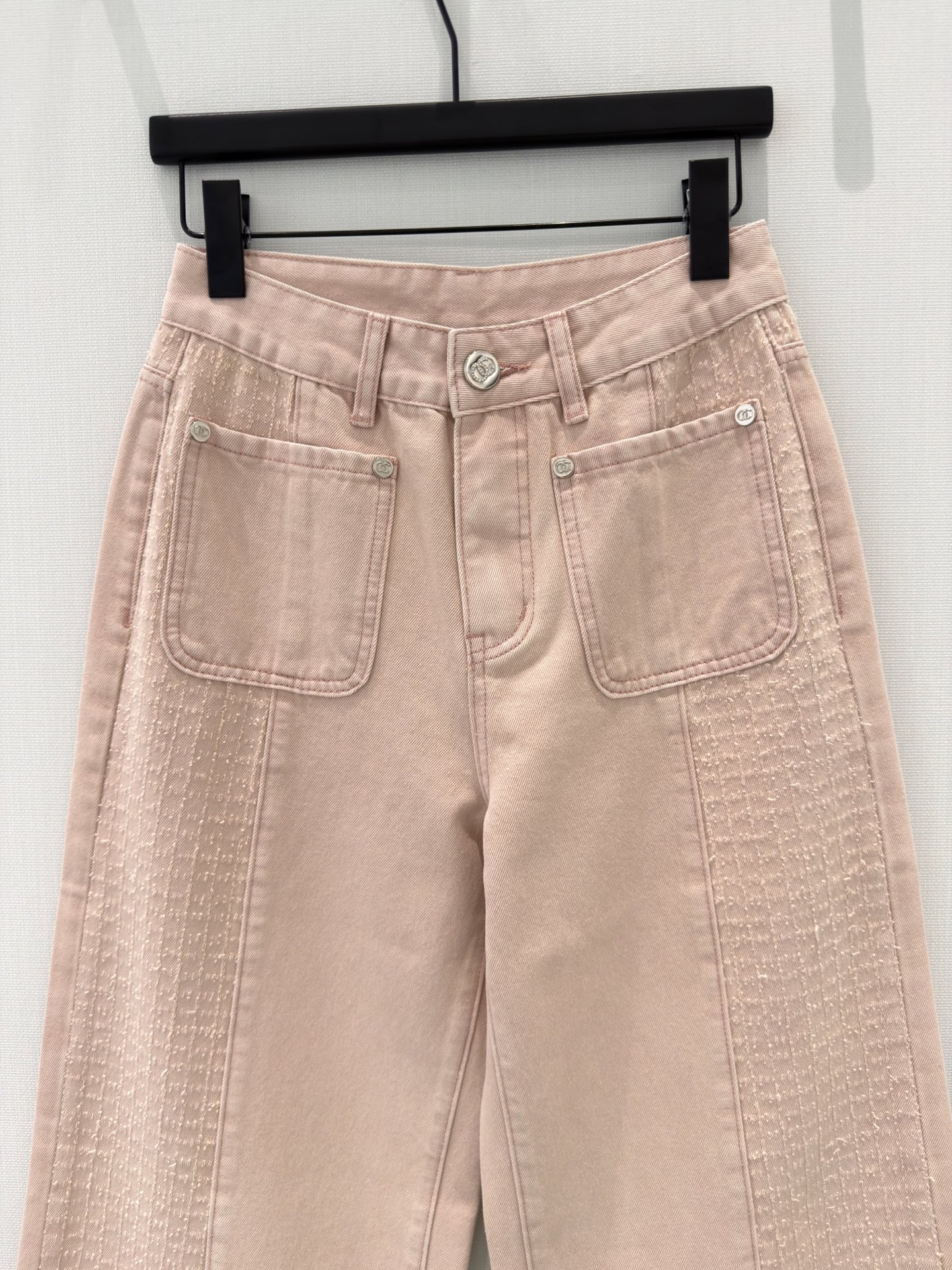 🛒𝐍𝐄𝐖 · 𝟐𝟎𝟐6/爆款现货原创 设计师｜双口袋格纹磨绣直筒牛仔裤采用高端定制面料，牛仔穿起来非常舒