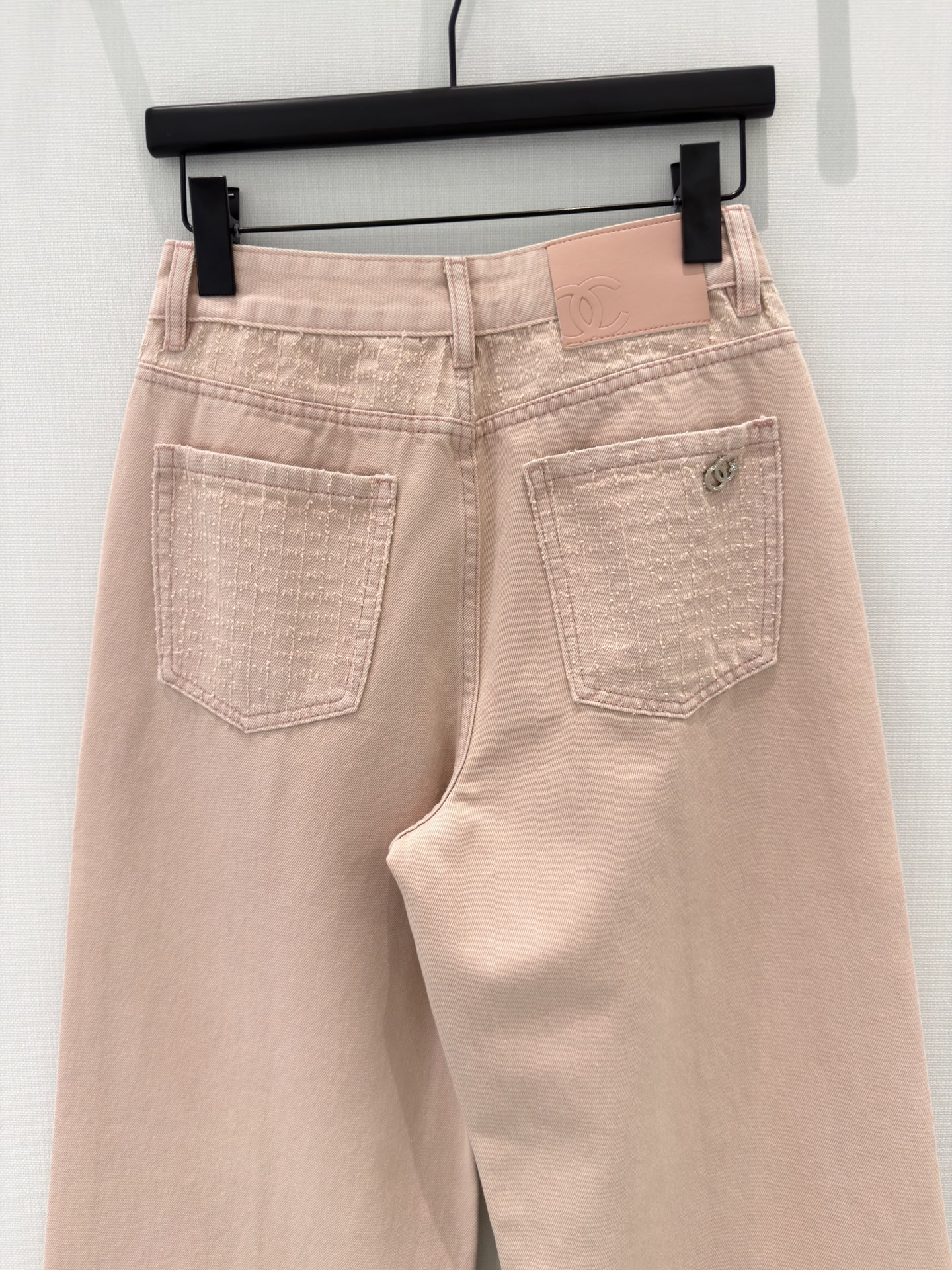 🛒𝐍𝐄𝐖 · 𝟐𝟎𝟐6/爆款现货原创 设计师｜双口袋格纹磨绣直筒牛仔裤采用高端定制面料，牛仔穿起来非常舒