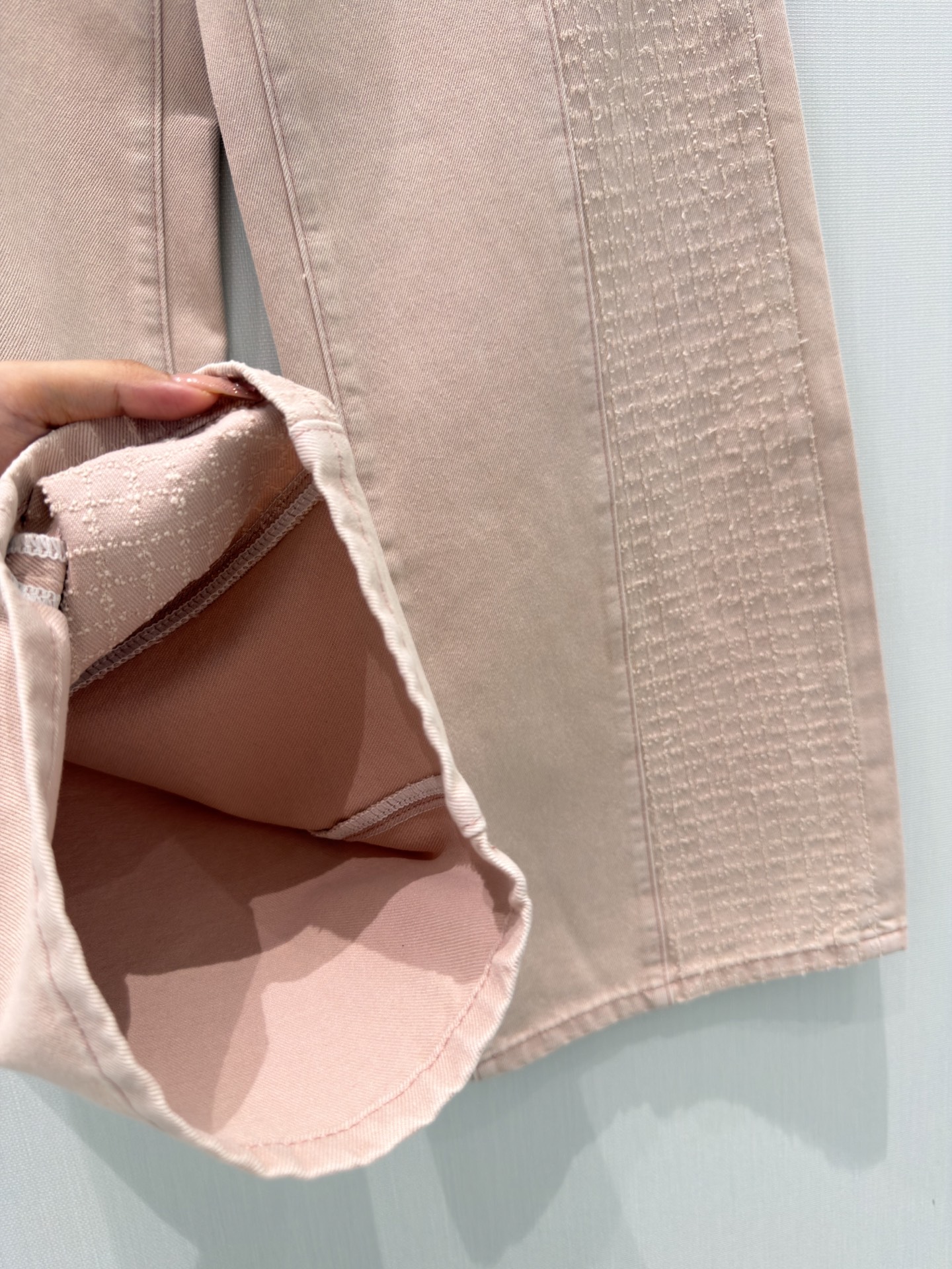 🛒𝐍𝐄𝐖 · 𝟐𝟎𝟐6/爆款现货原创 设计师｜双口袋格纹磨绣直筒牛仔裤采用高端定制面料，牛仔穿起来非常舒