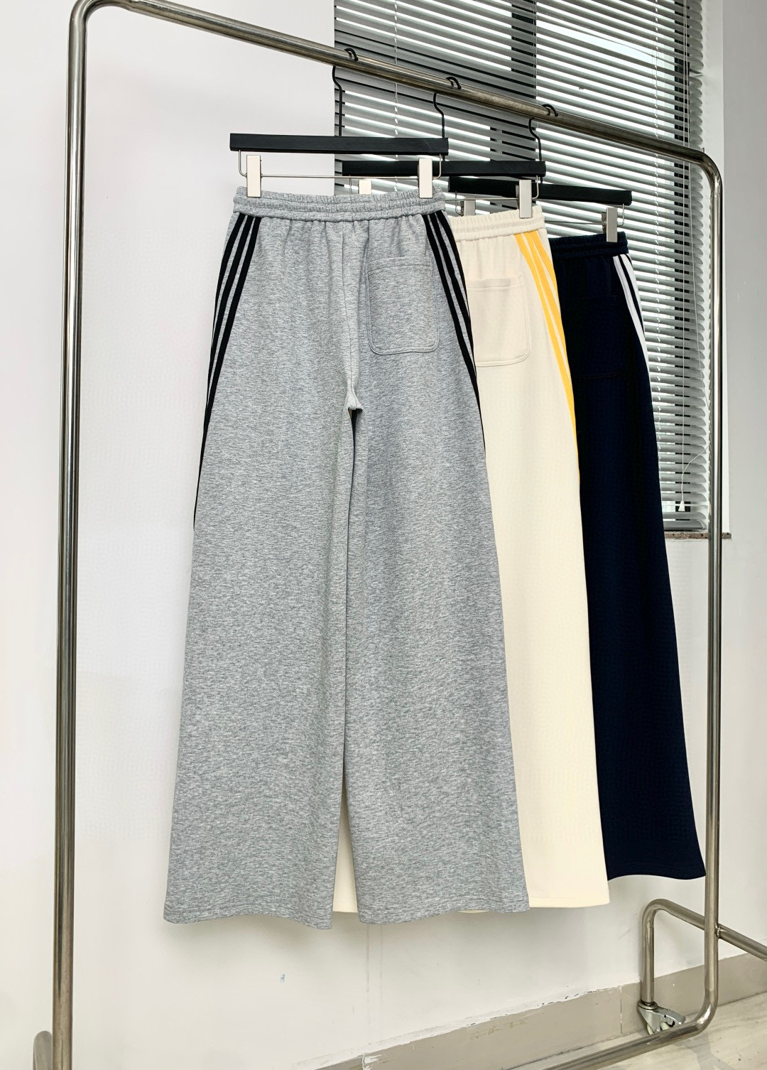 🛒𝐍𝐄𝐖 · 𝟐𝟎𝟐6/爆款现货原创 设计师｜女神同款抽绳拼条休闲裤这款裤子选用优质面料，工艺设计，清新