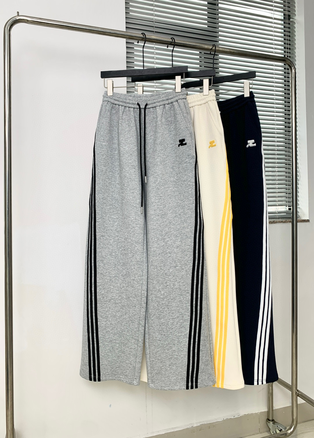 🛒𝐍𝐄𝐖 · 𝟐𝟎𝟐6/爆款现货原创 设计师｜女神同款抽绳拼条休闲裤这款裤子选用优质面料，工艺设计，清新