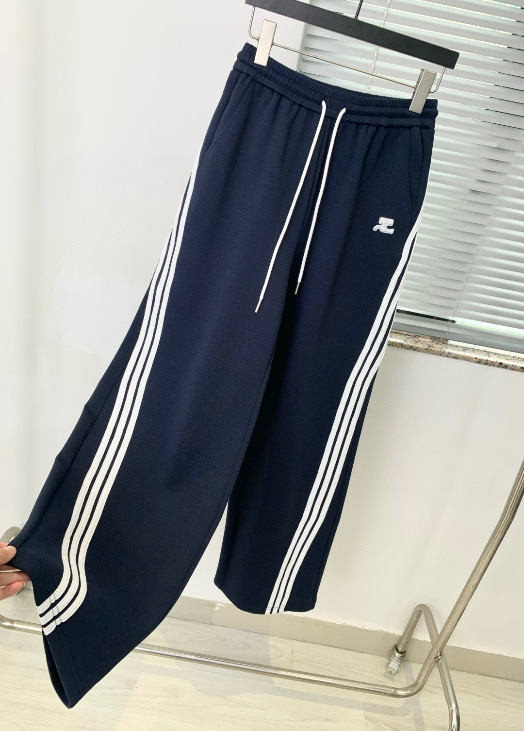 🛒𝐍𝐄𝐖 · 𝟐𝟎𝟐6/爆款现货原创 设计师｜女神同款抽绳拼条休闲裤这款裤子选用优质面料，工艺设计，清新