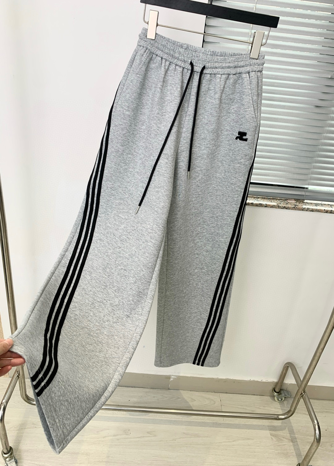 🛒𝐍𝐄𝐖 · 𝟐𝟎𝟐6/爆款现货原创 设计师｜女神同款抽绳拼条休闲裤这款裤子选用优质面料，工艺设计，清新