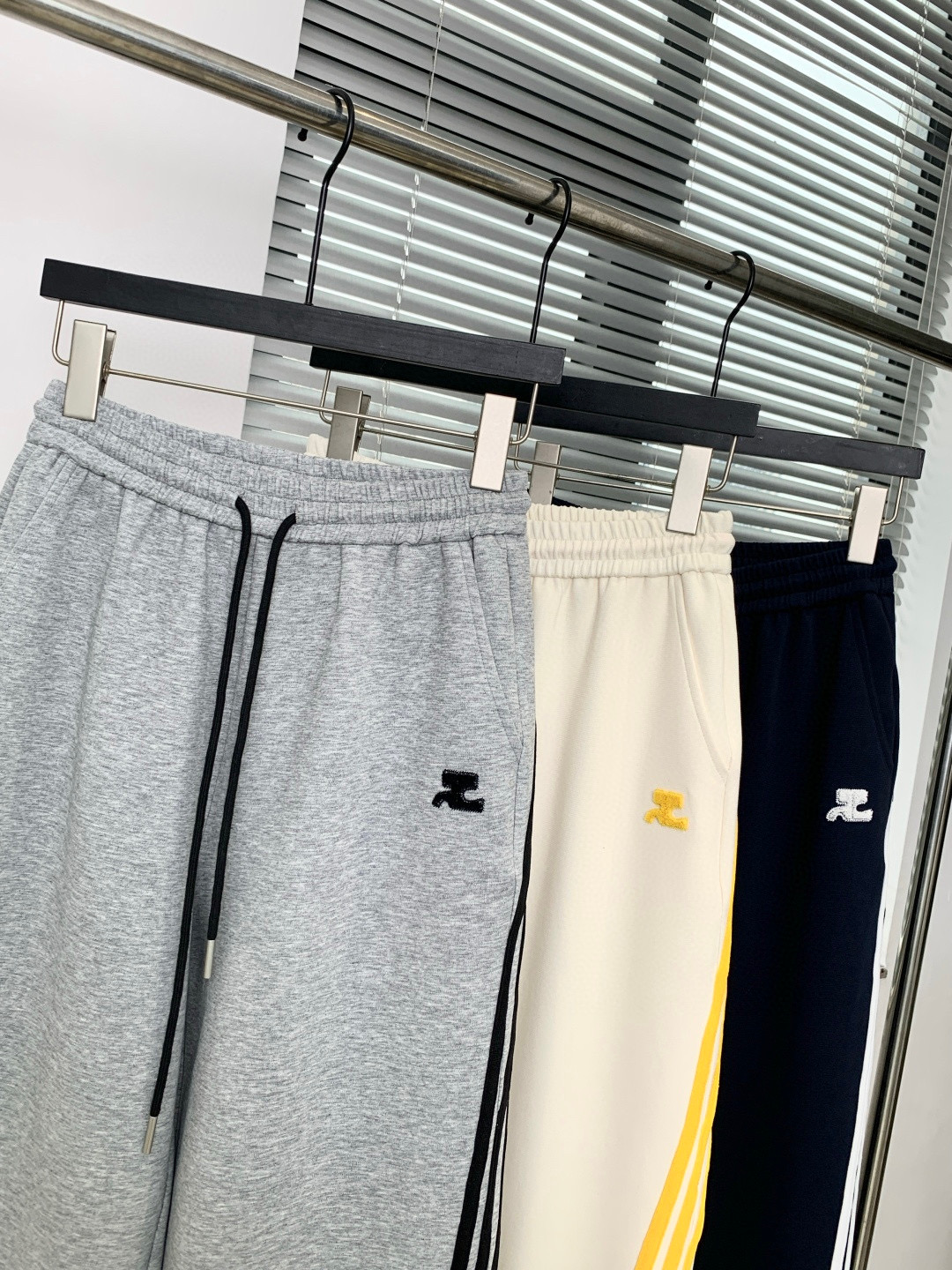 🛒𝐍𝐄𝐖 · 𝟐𝟎𝟐6/爆款现货原创 设计师｜女神同款抽绳拼条休闲裤这款裤子选用优质面料，工艺设计，清新