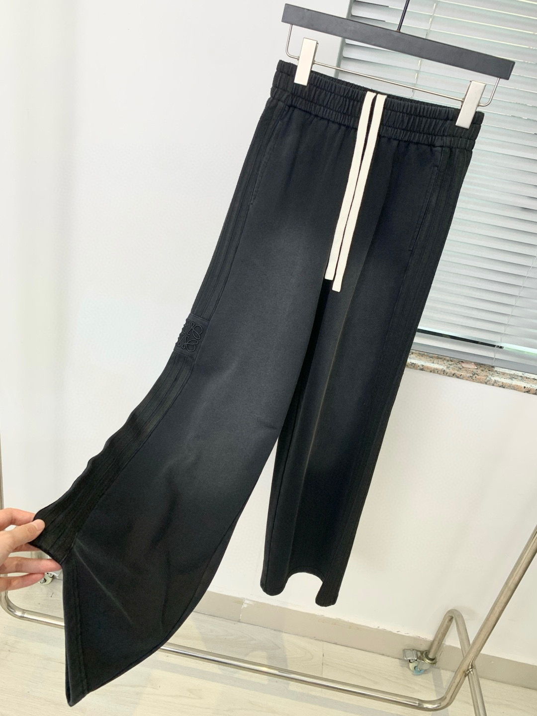 🛒𝐍𝐄𝐖 · 𝟐𝟎𝟐6/爆款现货原创 设计师｜女神同款抽绳炒色休闲裤这款裤子选用优质面料，工艺设计，清新