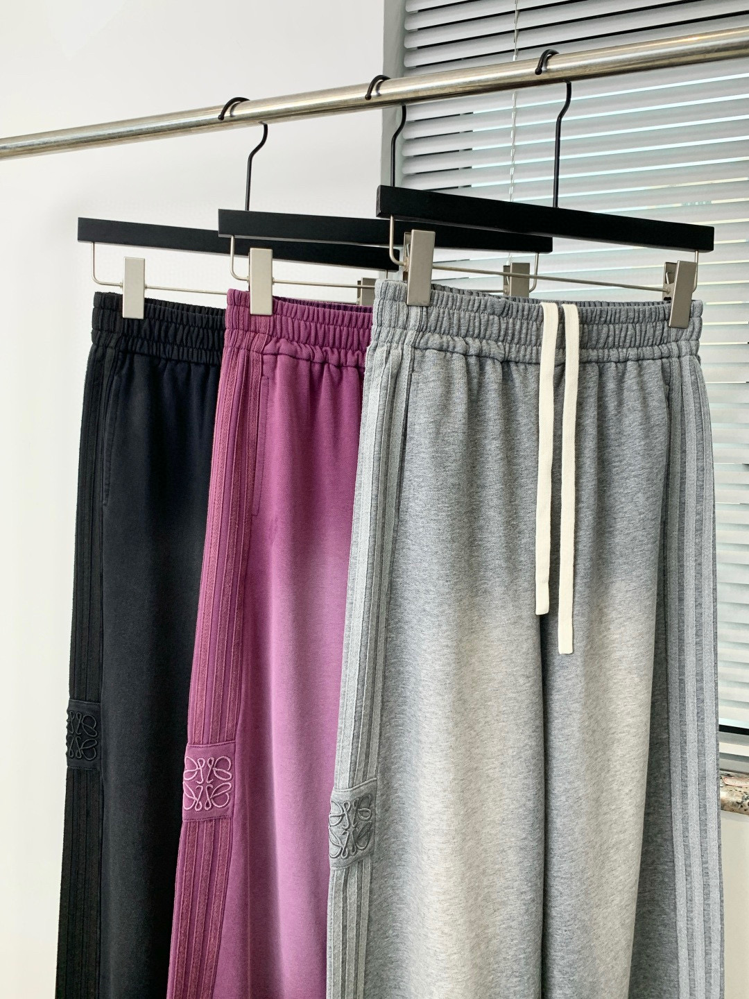 🛒𝐍𝐄𝐖 · 𝟐𝟎𝟐6/爆款现货原创 设计师｜女神同款抽绳炒色休闲裤这款裤子选用优质面料，工艺设计，清新