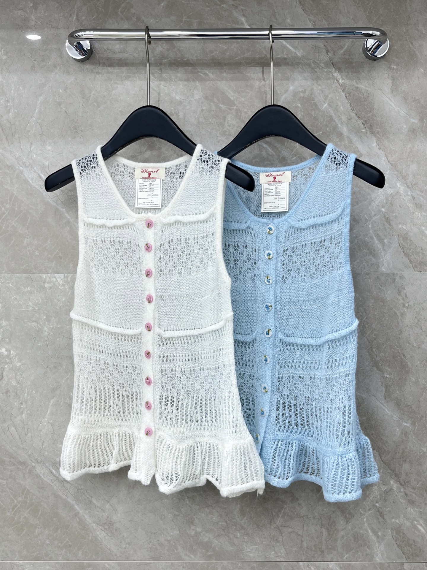 🛒𝐍𝐄𝐖 · 𝟐𝟎𝟐6/爆款现货设计师 小众｜26新品镂空钩花羊绒针织背心王炸单品，精致常规版型上身巨显