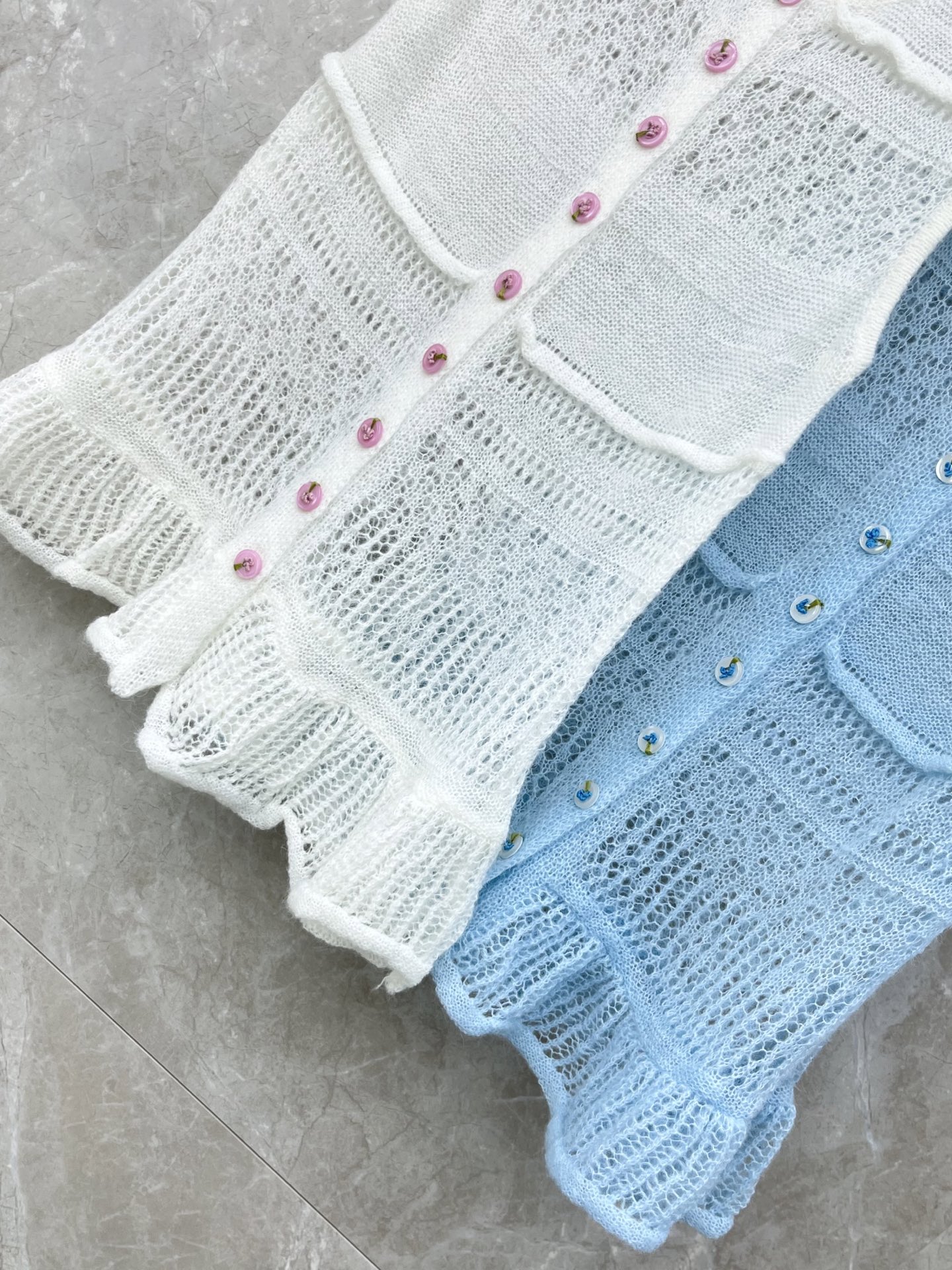 🛒𝐍𝐄𝐖 · 𝟐𝟎𝟐6/爆款现货设计师 小众｜26新品镂空钩花羊绒针织背心王炸单品，精致常规版型上身巨显