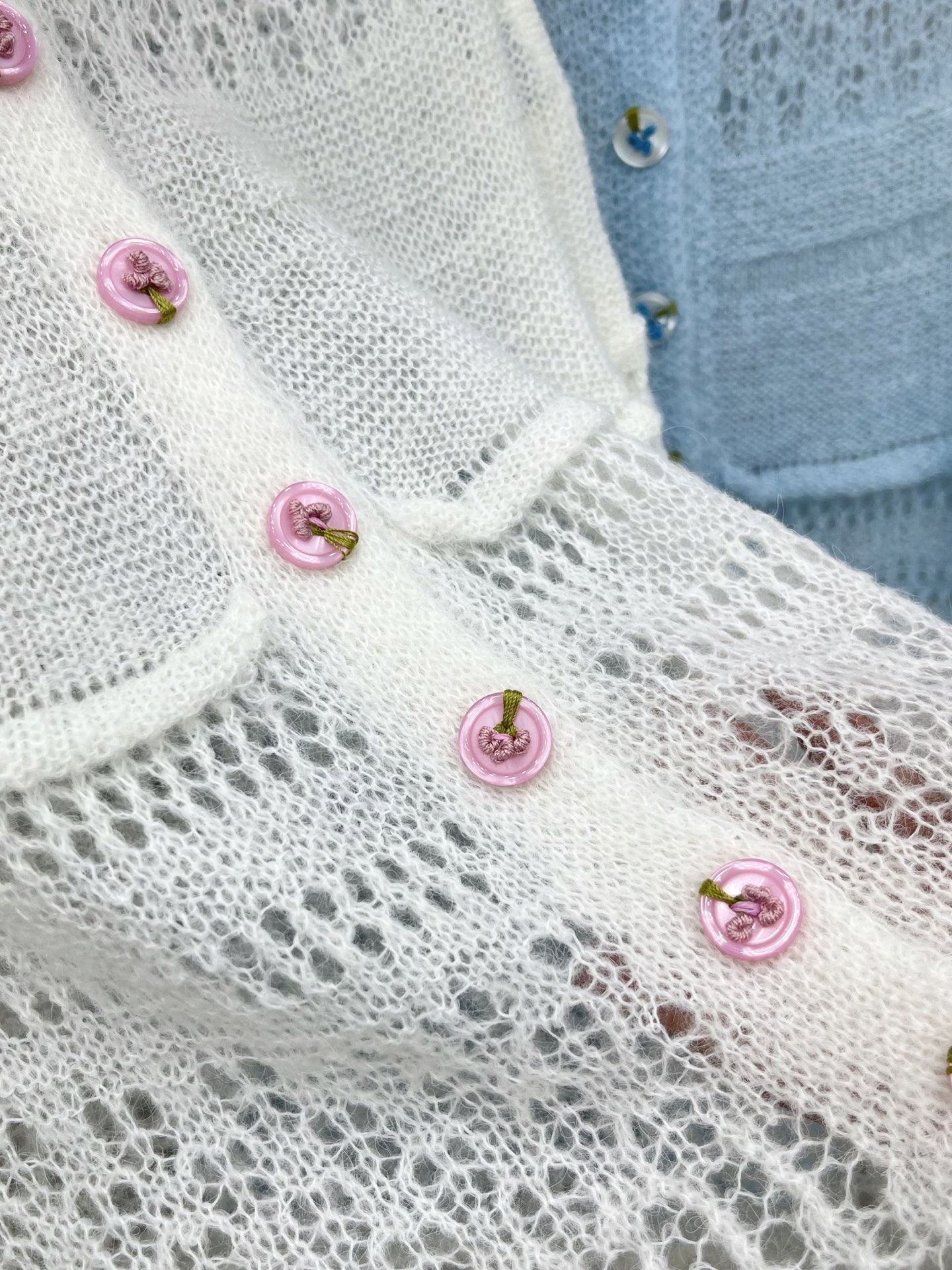 🛒𝐍𝐄𝐖 · 𝟐𝟎𝟐6/爆款现货设计师 小众｜26新品镂空钩花羊绒针织背心王炸单品，精致常规版型上身巨显