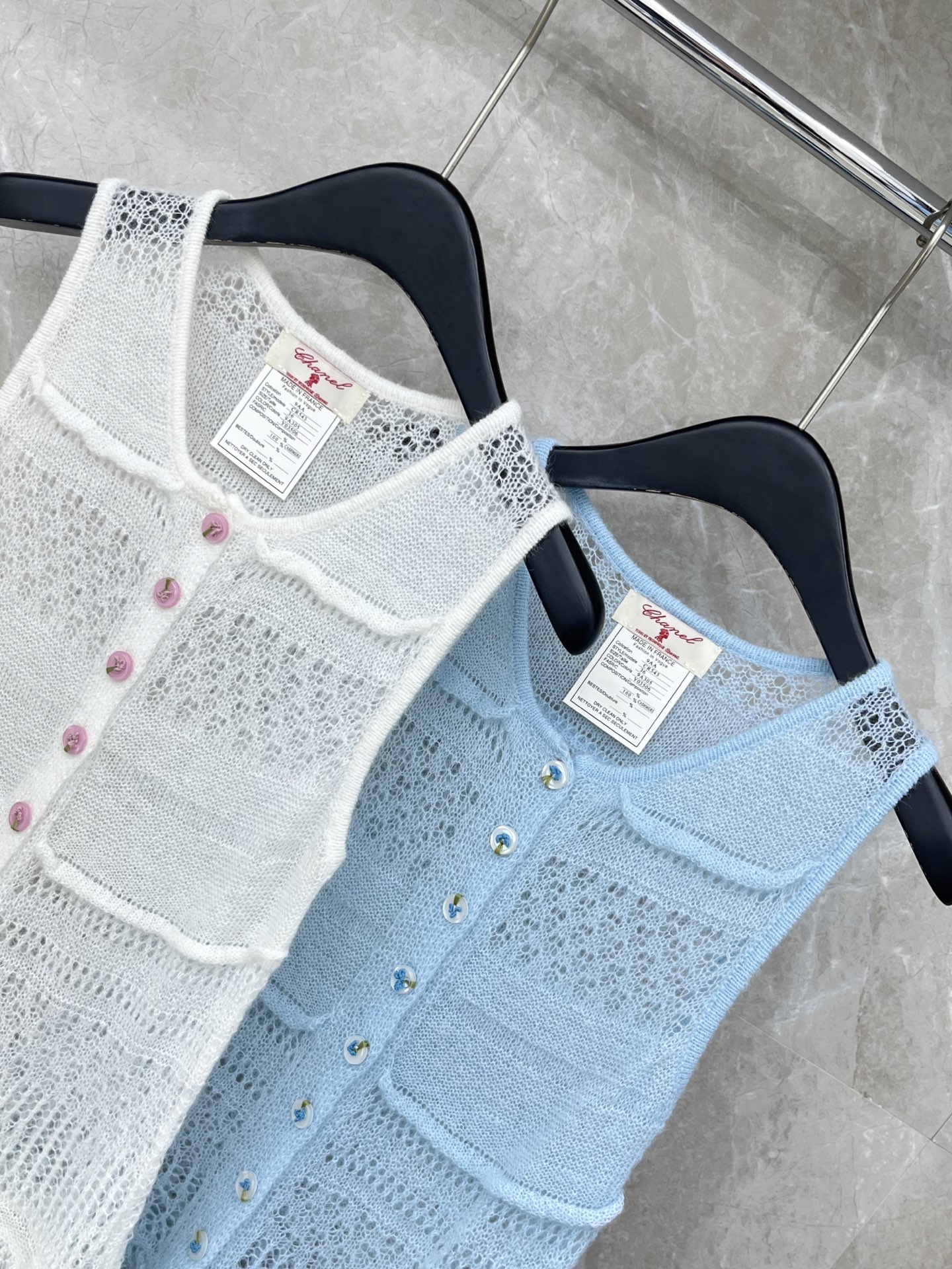 🛒𝐍𝐄𝐖 · 𝟐𝟎𝟐6/爆款现货设计师 小众｜26新品镂空钩花羊绒针织背心王炸单品，精致常规版型上身巨显