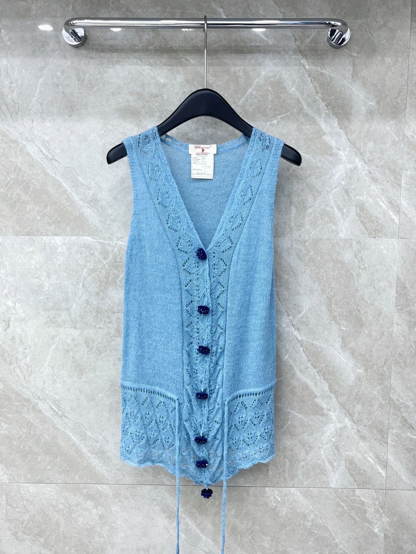 🛒𝐍𝐄𝐖 · 𝟐𝟎𝟐6/爆款现货设计师 小众｜26新品镂空钩花羊绒钻扣抽绳针织马甲开衫王炸单品，精致常规