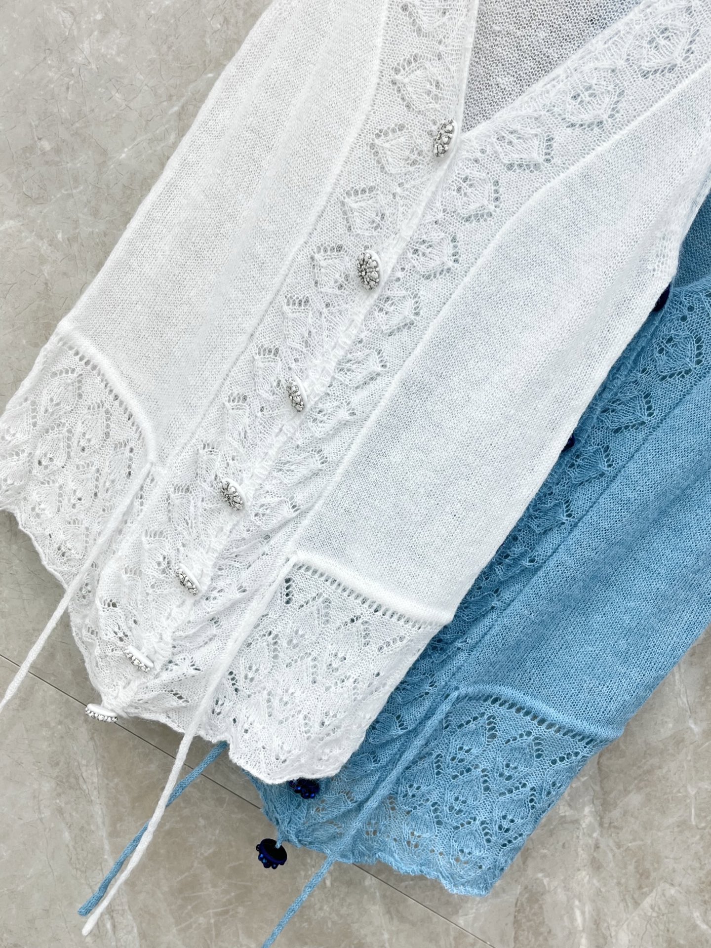 🛒𝐍𝐄𝐖 · 𝟐𝟎𝟐6/爆款现货设计师 小众｜26新品镂空钩花羊绒钻扣抽绳针织马甲开衫王炸单品，精致常规