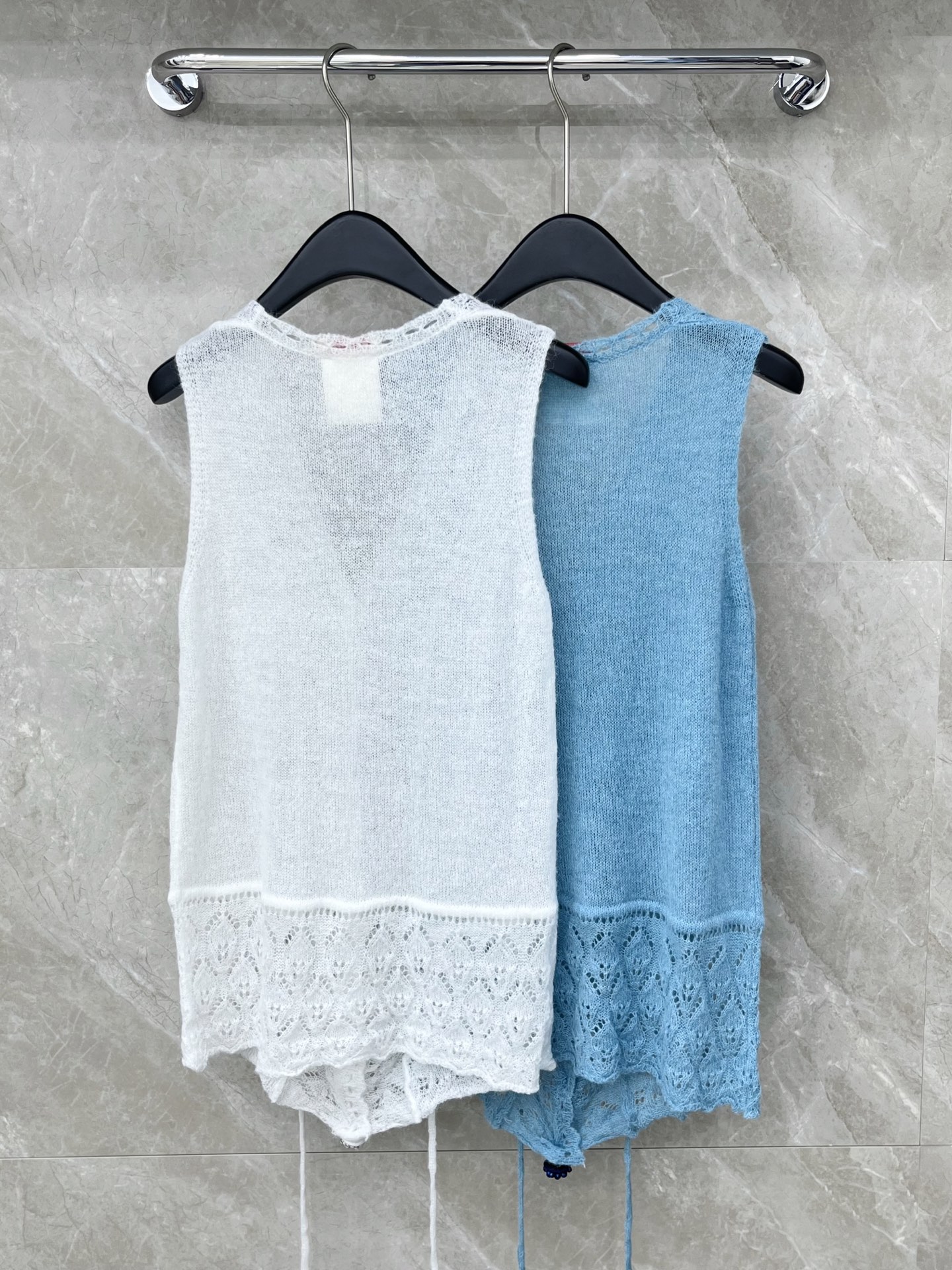 🛒𝐍𝐄𝐖 · 𝟐𝟎𝟐6/爆款现货设计师 小众｜26新品镂空钩花羊绒钻扣抽绳针织马甲开衫王炸单品，精致常规