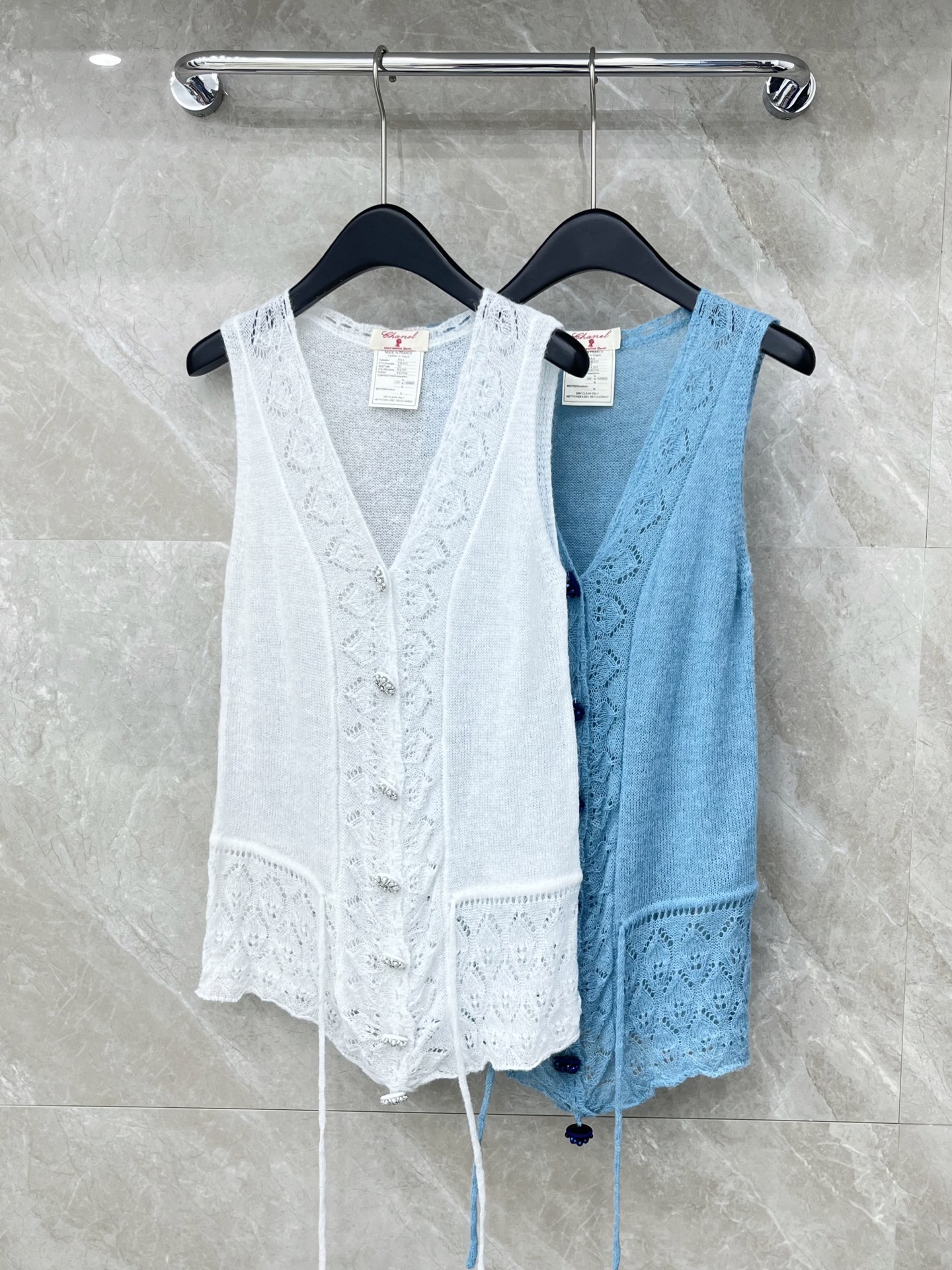 🛒𝐍𝐄𝐖 · 𝟐𝟎𝟐6/爆款现货设计师 小众｜26新品镂空钩花羊绒钻扣抽绳针织马甲开衫王炸单品，精致常规