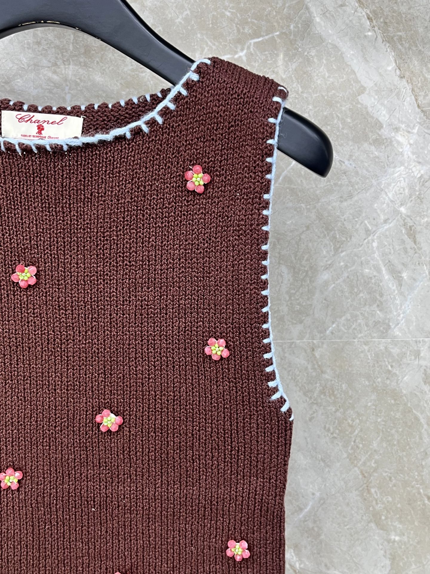 🛒𝐍𝐄𝐖 · 𝟐𝟎𝟐6/爆款现货设计师 小众｜26新品重工手工针织背心王炸单品，精致常规版型上身巨显瘦！