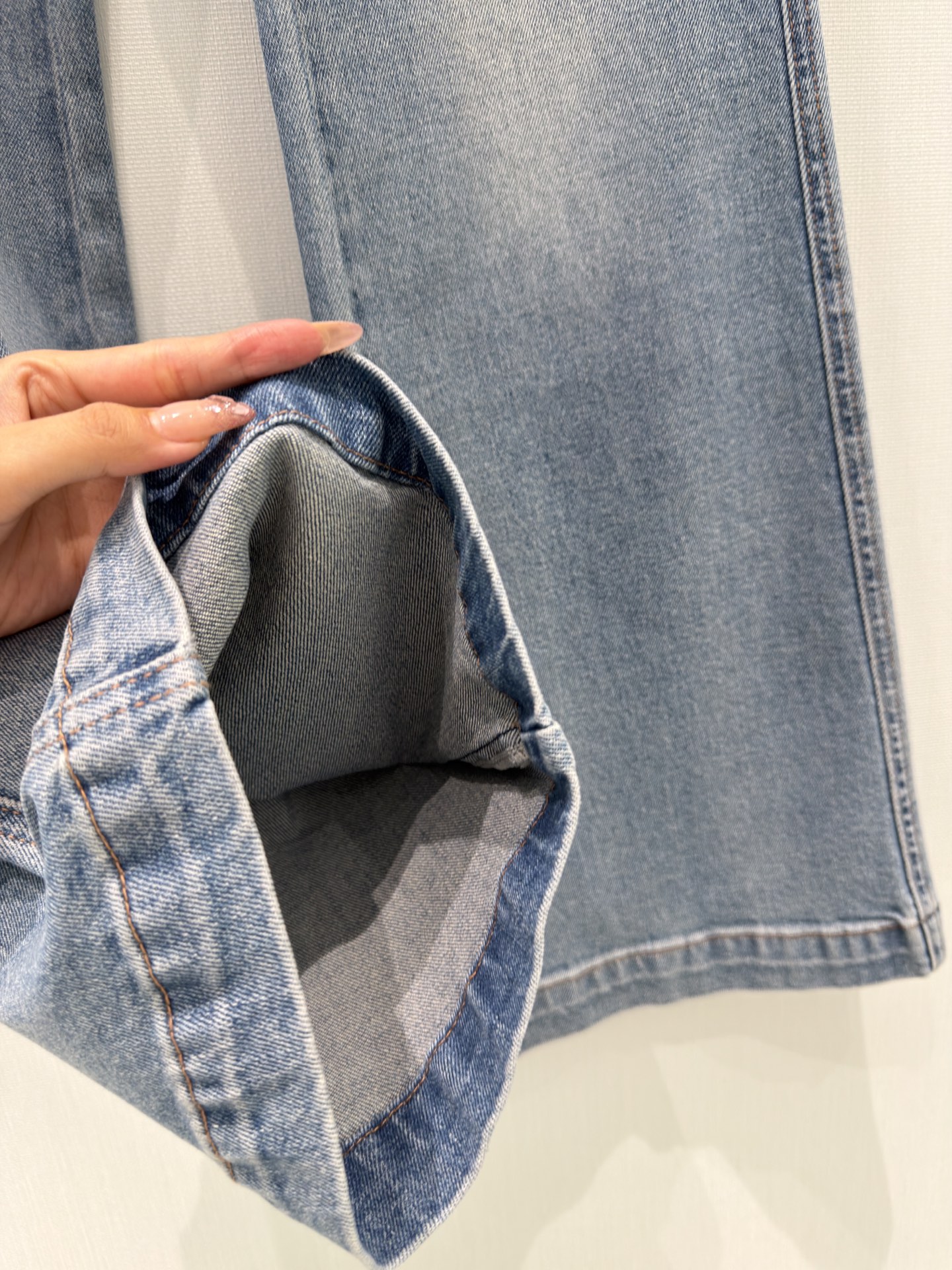 🛒𝐍𝐄𝐖 · 𝟐𝟎𝟐6/爆款现货【早春新款】Loe*｜流苏烫钻微喇牛仔裤采用高端定制面料，牛仔穿起来非常