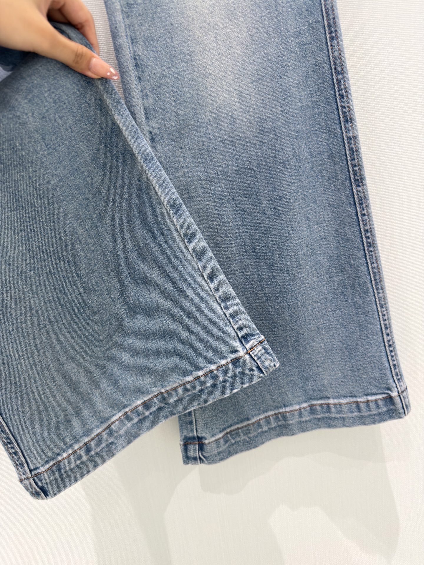 🛒𝐍𝐄𝐖 · 𝟐𝟎𝟐6/爆款现货【早春新款】Loe*｜流苏烫钻微喇牛仔裤采用高端定制面料，牛仔穿起来非常