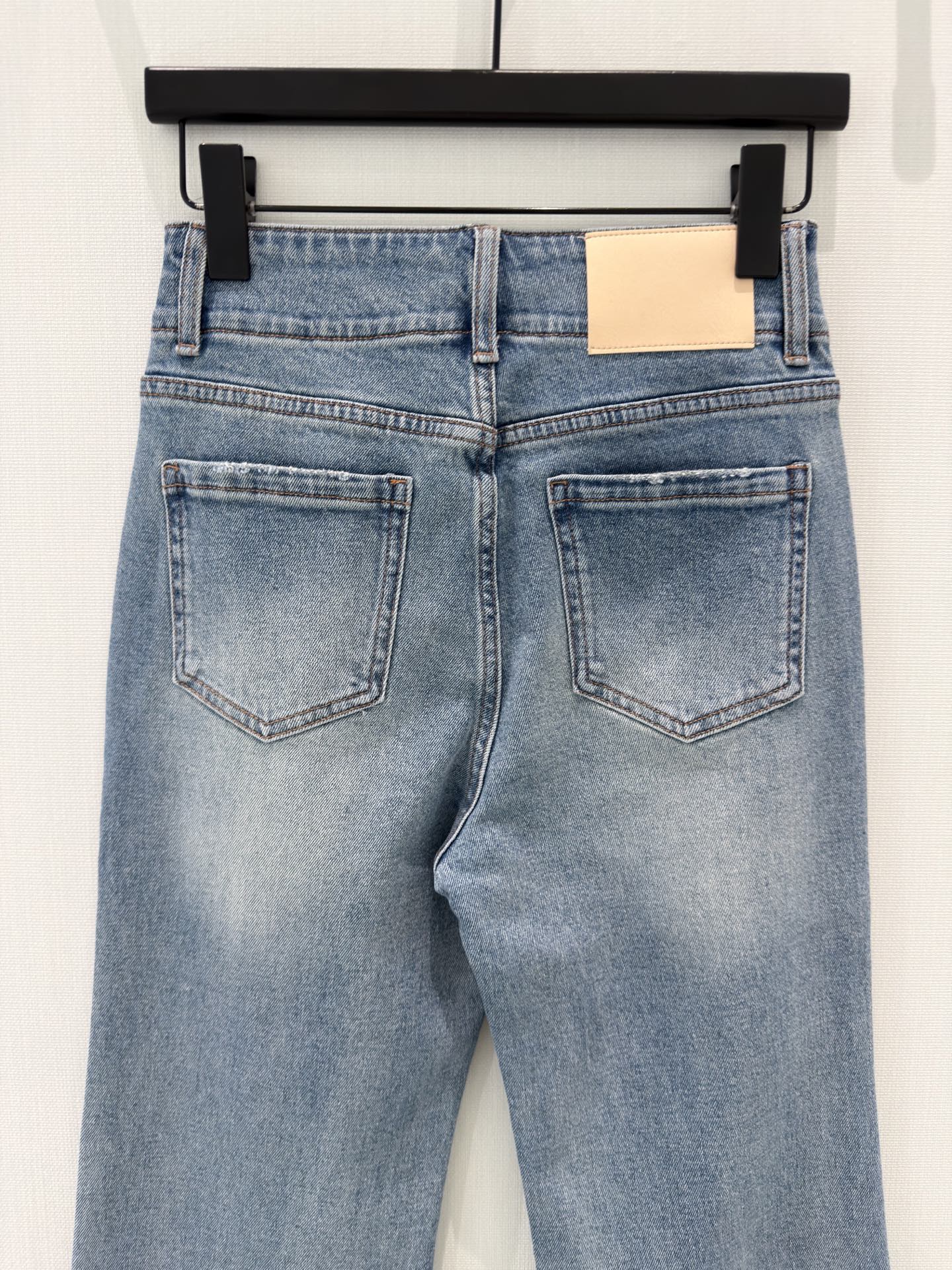 🛒𝐍𝐄𝐖 · 𝟐𝟎𝟐6/爆款现货【早春新款】Loe*｜流苏烫钻微喇牛仔裤采用高端定制面料，牛仔穿起来非常