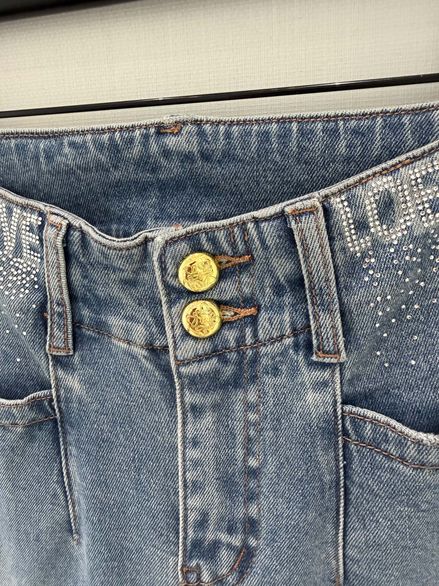 🛒𝐍𝐄𝐖 · 𝟐𝟎𝟐6/爆款现货【早春新款】Loe*｜流苏烫钻微喇牛仔裤采用高端定制面料，牛仔穿起来非常