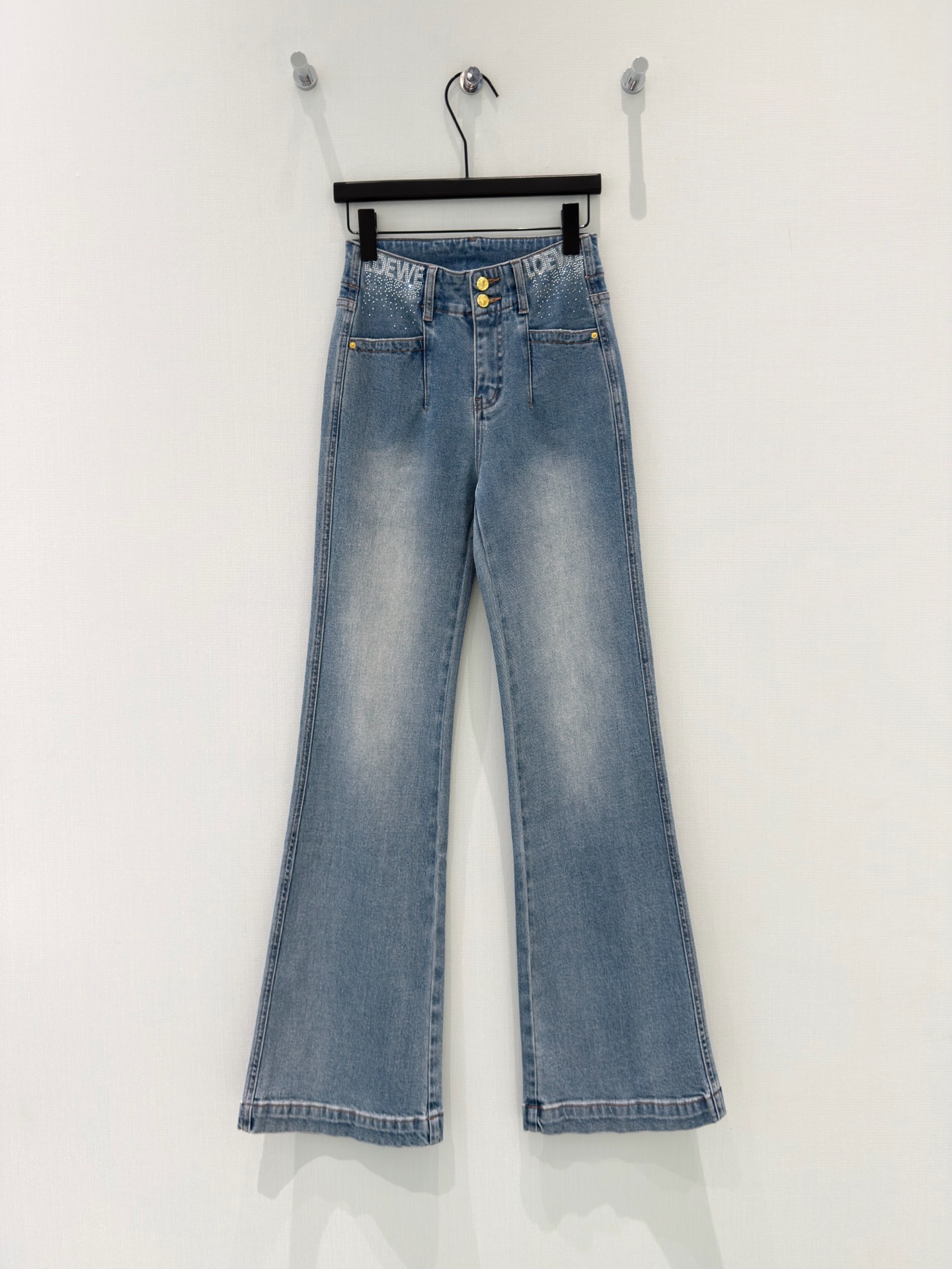 🛒𝐍𝐄𝐖 · 𝟐𝟎𝟐6/爆款现货【早春新款】Loe*｜流苏烫钻微喇牛仔裤采用高端定制面料，牛仔穿起来非常