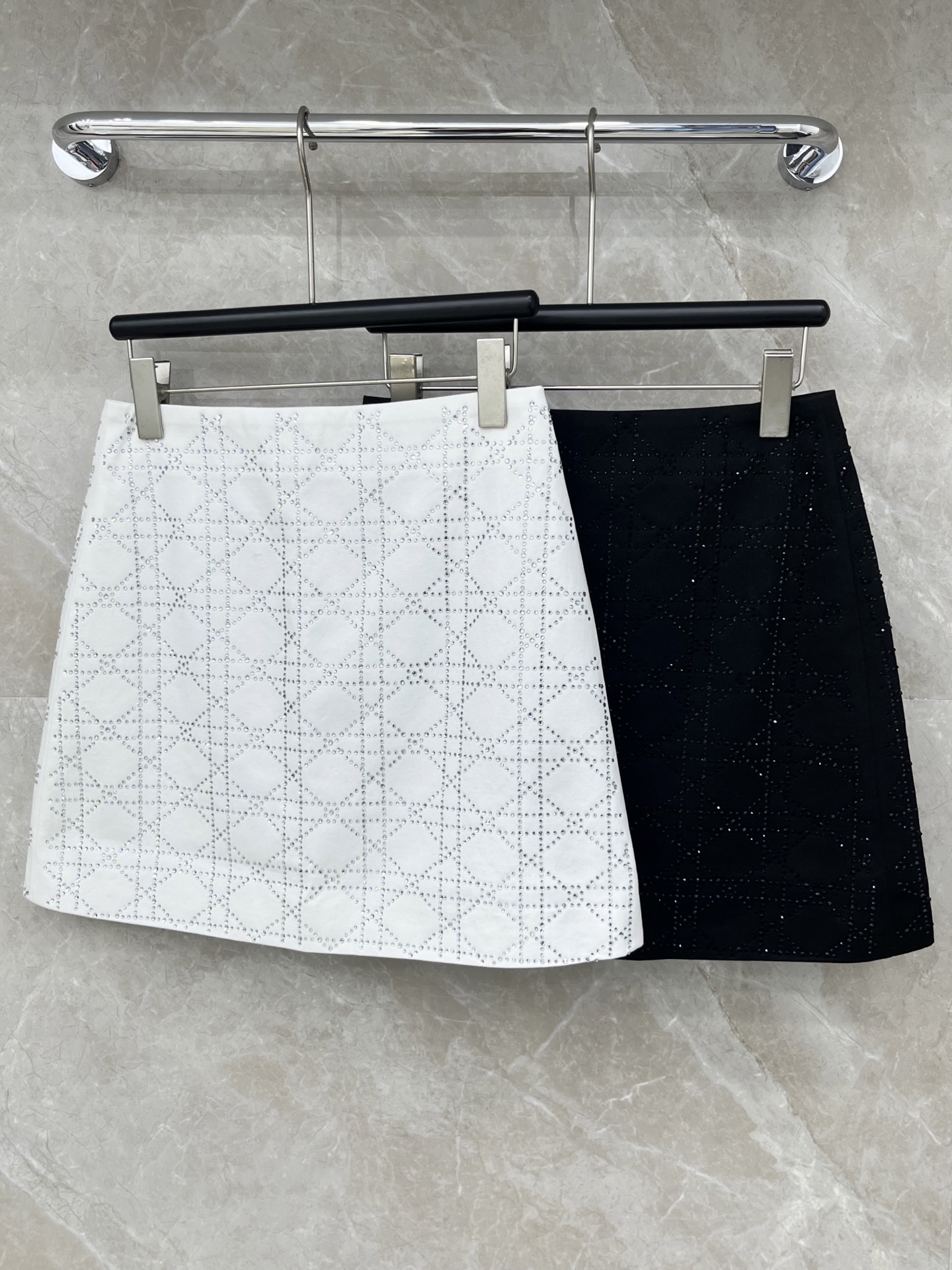 🛒𝐍𝐄𝐖 · 𝟐𝟎𝟐6/爆款现货【春夏上新】小众*｜26新款菱格烫钻A字半裙爆单款 气质女神必入 高订面