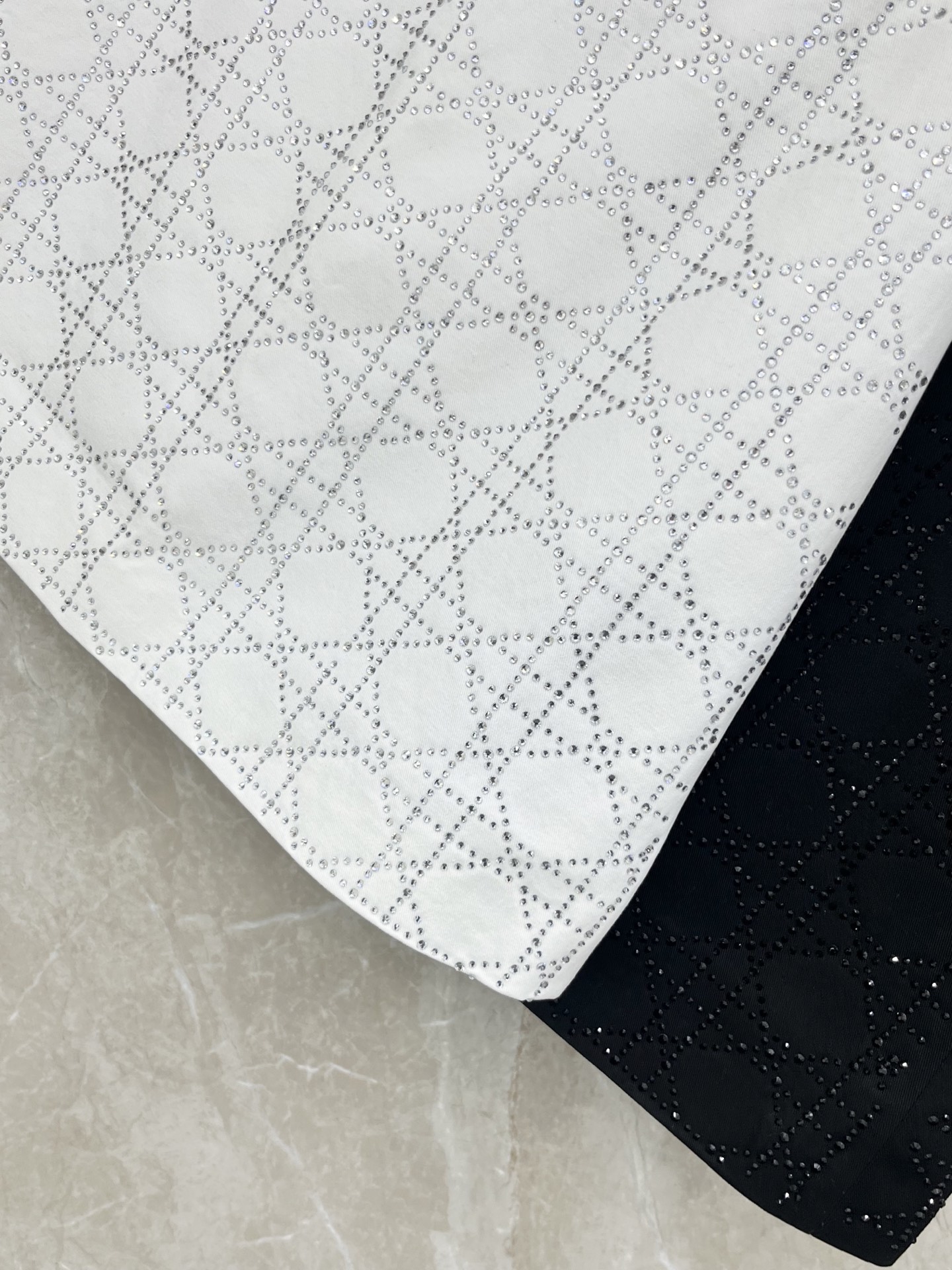 🛒𝐍𝐄𝐖 · 𝟐𝟎𝟐6/爆款现货【春夏上新】小众*｜26新款菱格烫钻A字半裙爆单款 气质女神必入 高订面