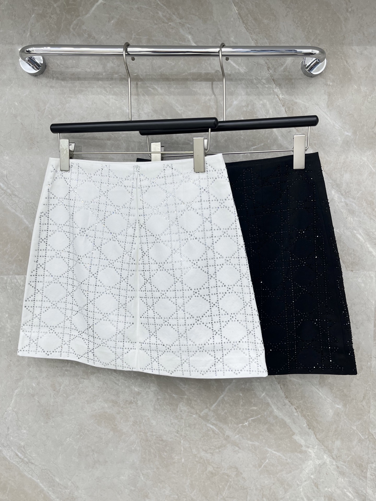 🛒𝐍𝐄𝐖 · 𝟐𝟎𝟐6/爆款现货【春夏上新】小众*｜26新款菱格烫钻A字半裙爆单款 气质女神必入 高订面