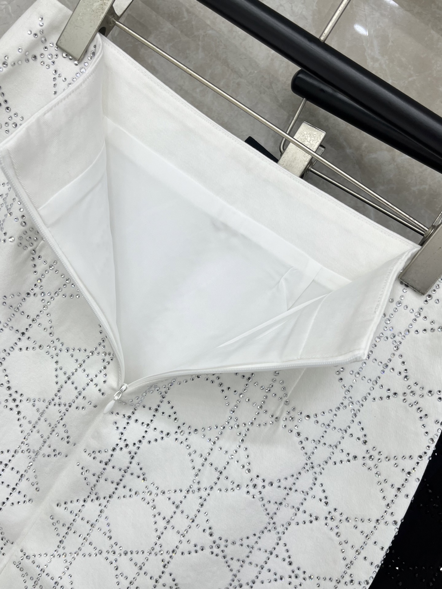 🛒𝐍𝐄𝐖 · 𝟐𝟎𝟐6/爆款现货【春夏上新】小众*｜26新款菱格烫钻A字半裙爆单款 气质女神必入 高订面