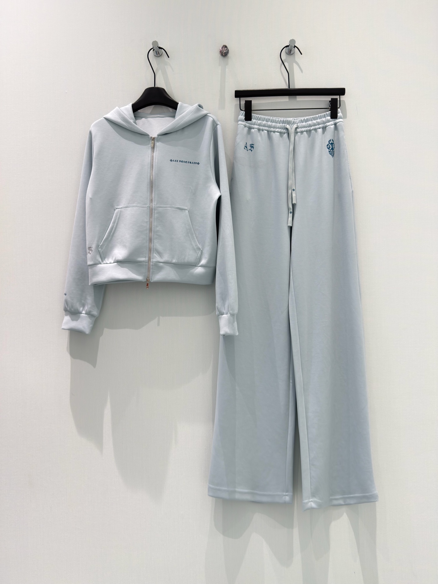 🛒𝐍𝐄𝐖 · 𝟐𝟎𝟐6/爆款现货设计师 原创｜26早春新品抽绳套装！高端定制戴帽开衫外套，搭配松紧腰长裤