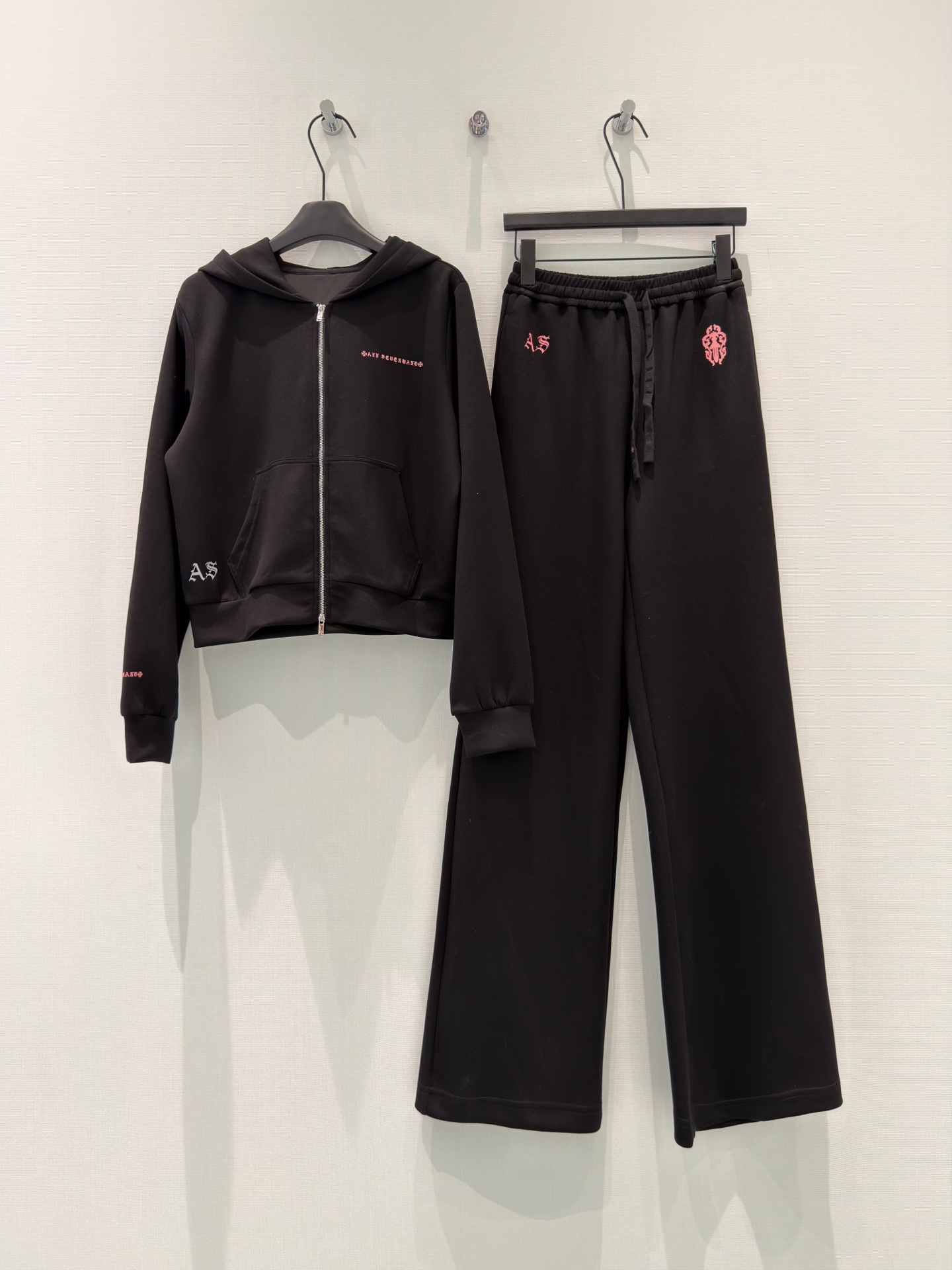 🛒𝐍𝐄𝐖 · 𝟐𝟎𝟐6/爆款现货设计师 原创｜26早春新品抽绳套装！高端定制戴帽开衫外套，搭配松紧腰长裤