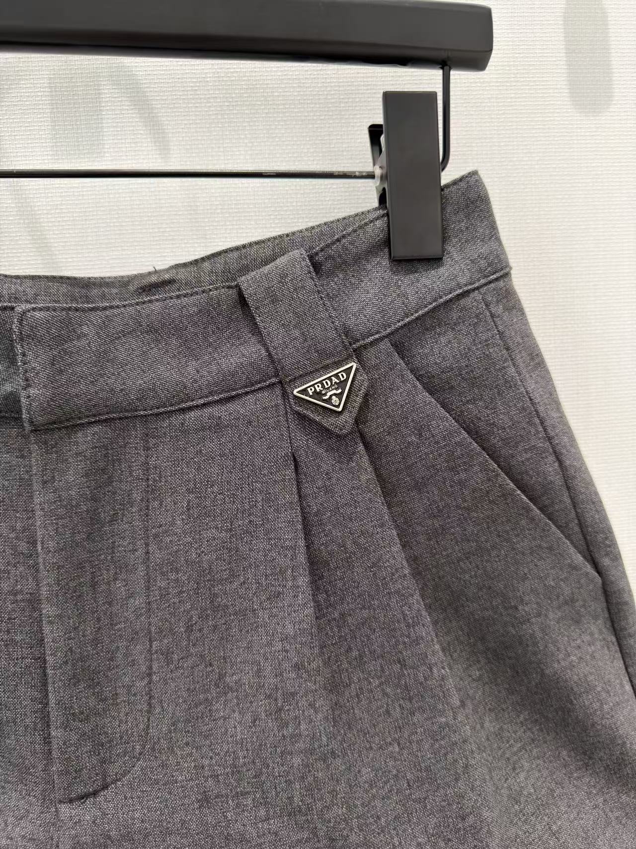 🛒𝐍𝐄𝐖 · 𝟐𝟎𝟐6/爆款现货原创 设计师｜26新款醋酸天丝羊毛短裤色系搭配非常好看，瘦身设计，版型上