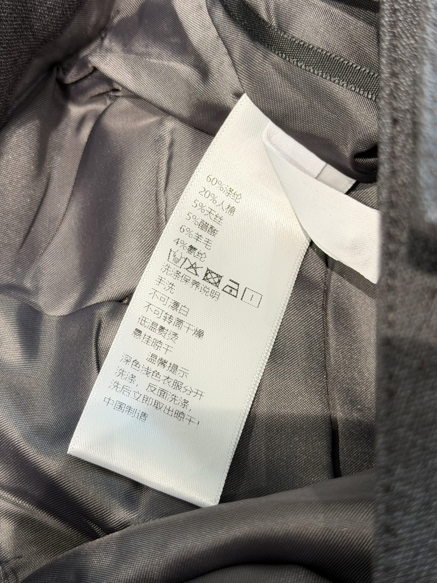 🛒𝐍𝐄𝐖 · 𝟐𝟎𝟐6/爆款现货原创 设计师｜26新款醋酸天丝羊毛短裤色系搭配非常好看，瘦身设计，版型上